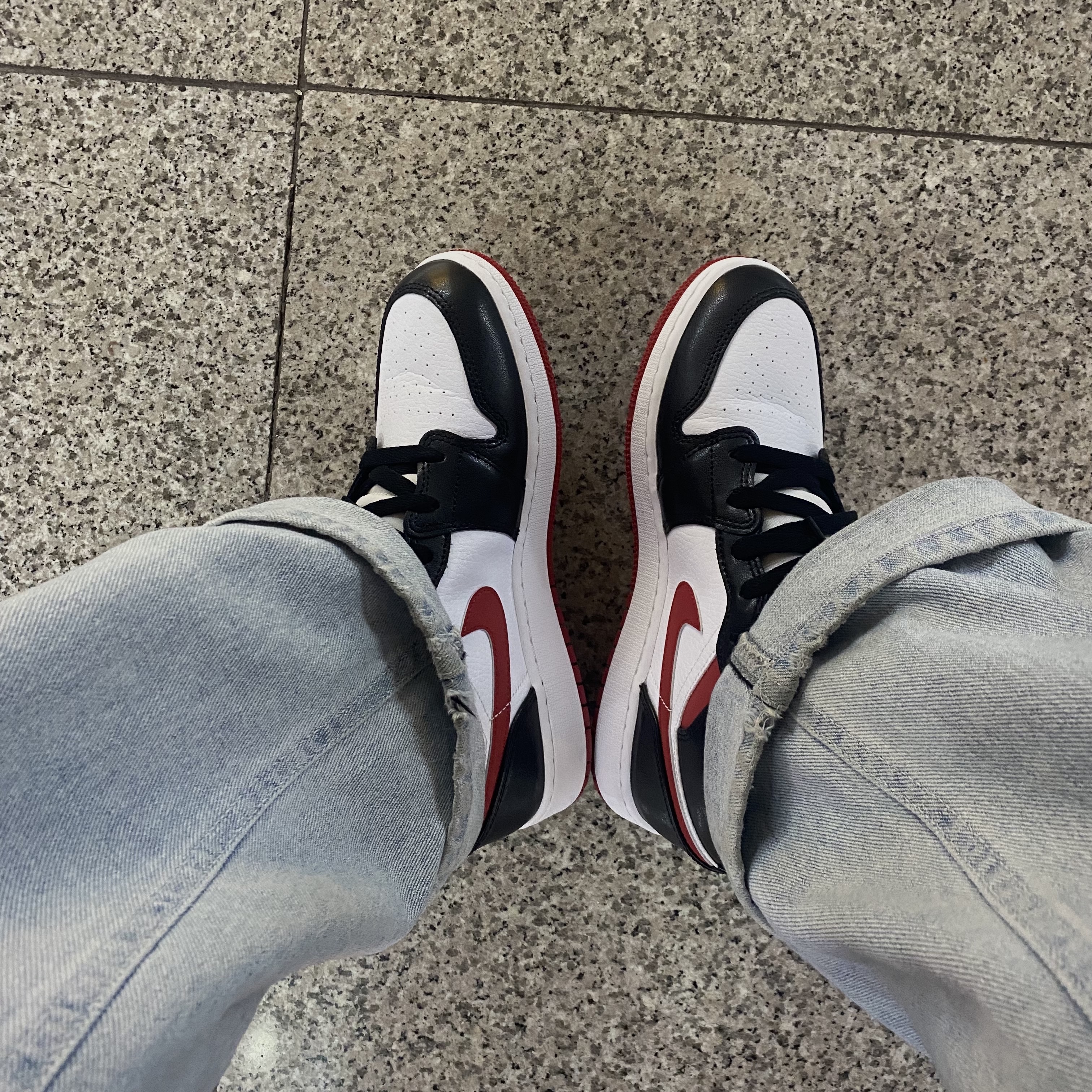 (GS) Jordan 1 Mid Gym Red Black White 착용 스타일 - 1
