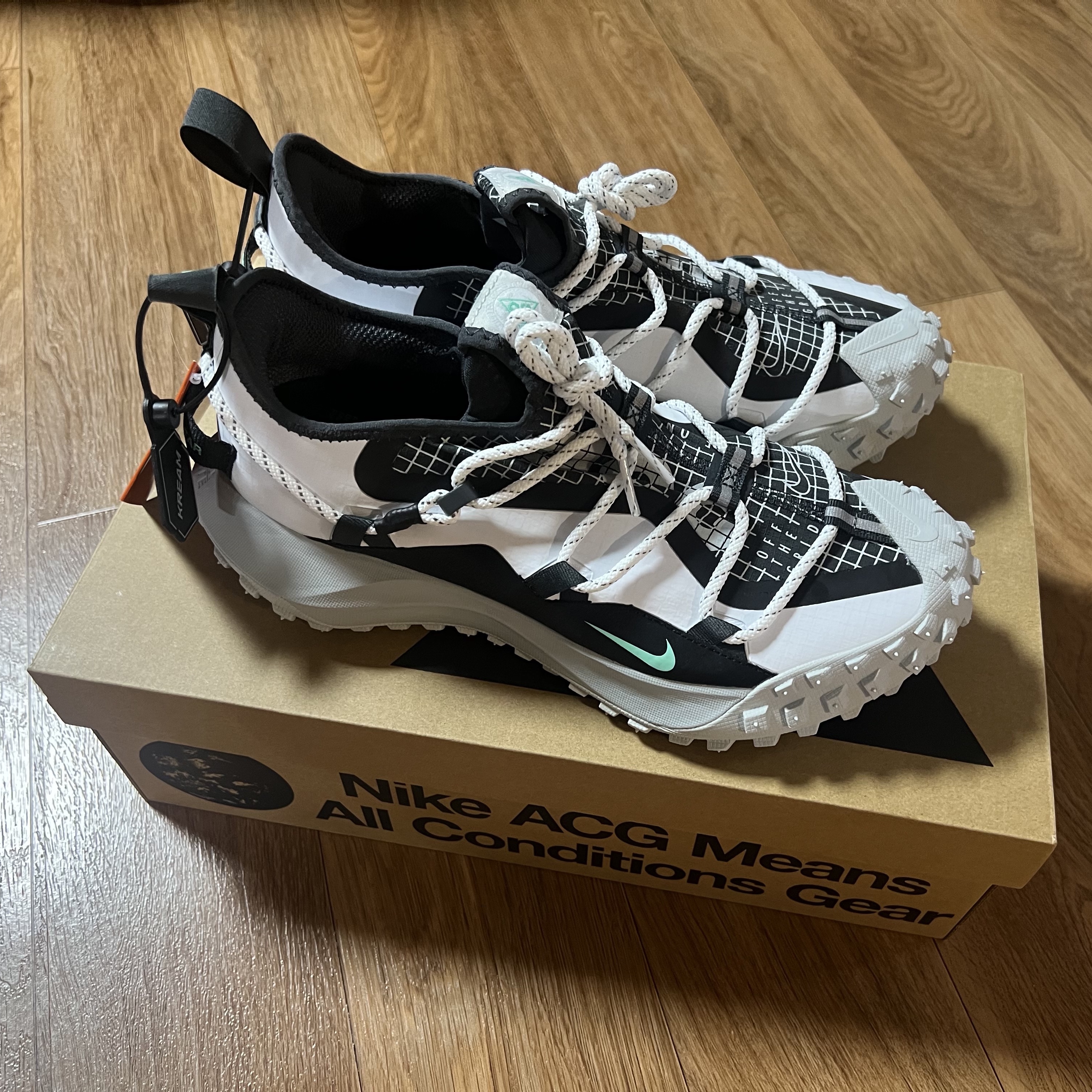 Nike ACG Mountain Fly Low SE White and Black 착용 스타일