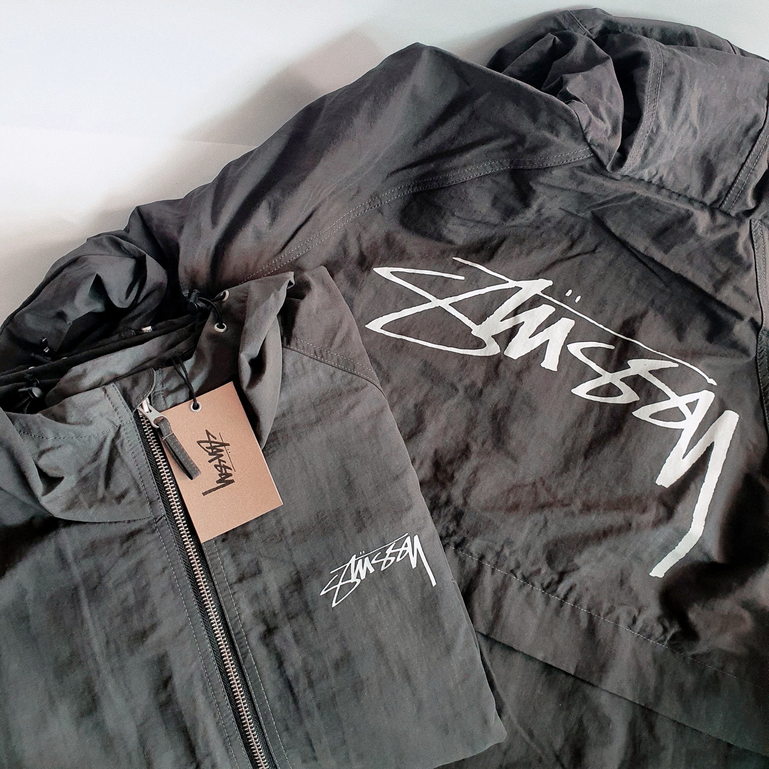 Stussy Wave Dye Beach Shell Jacket Black 착용 스타일