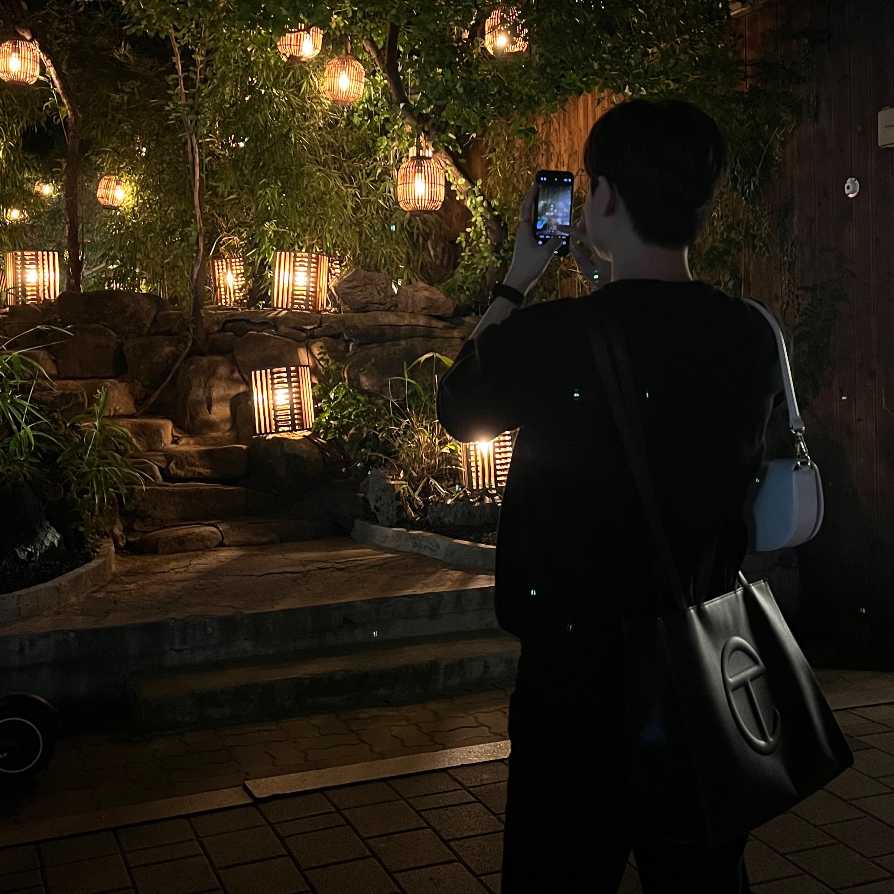 Telfar Medium Shopping Bag Black 착용 스타일