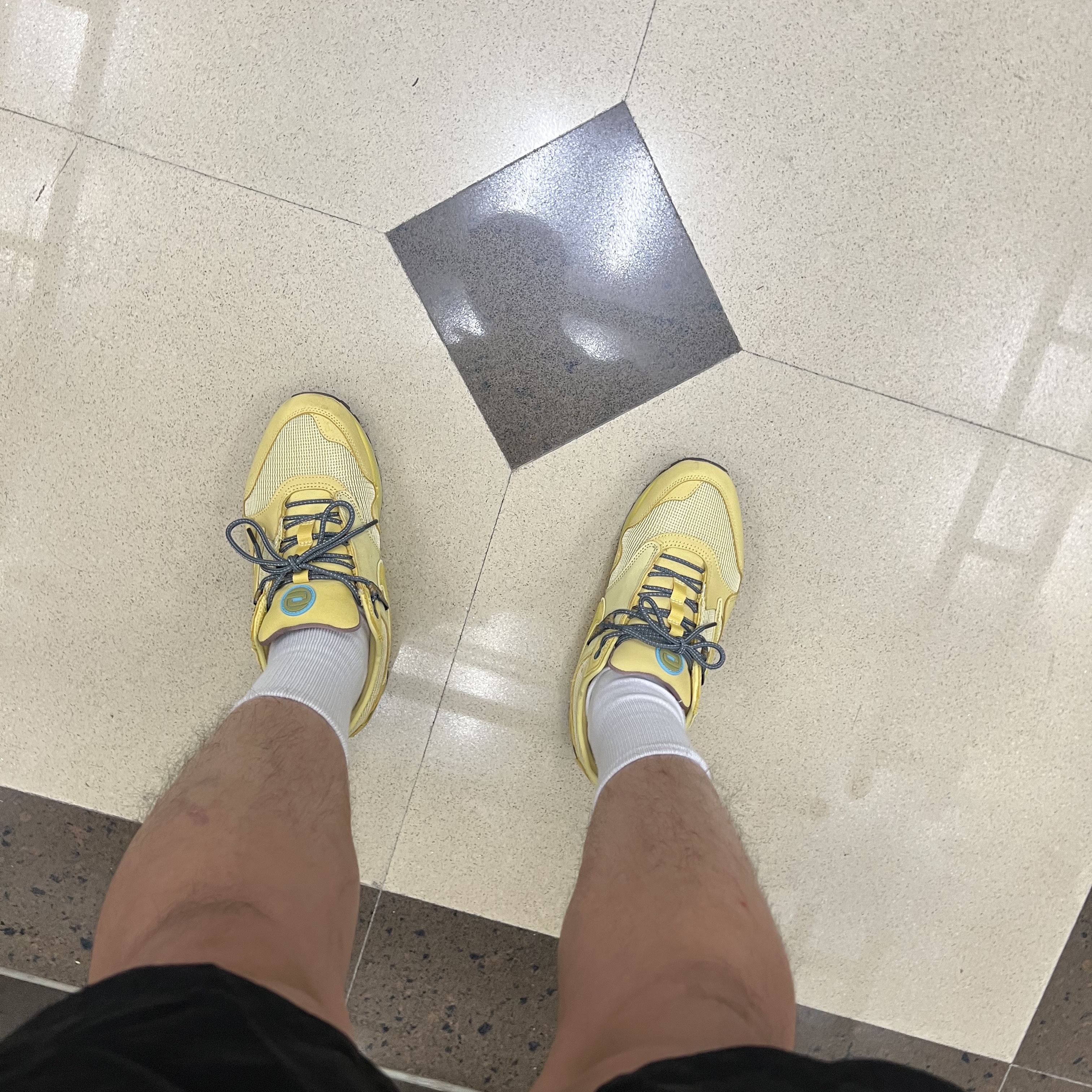 Nike x Travis Scott Air Max 1 Cact.us Gold, Nike x Stussy Windrunner Jacket Bright Cactus 착용 스타일 - 1