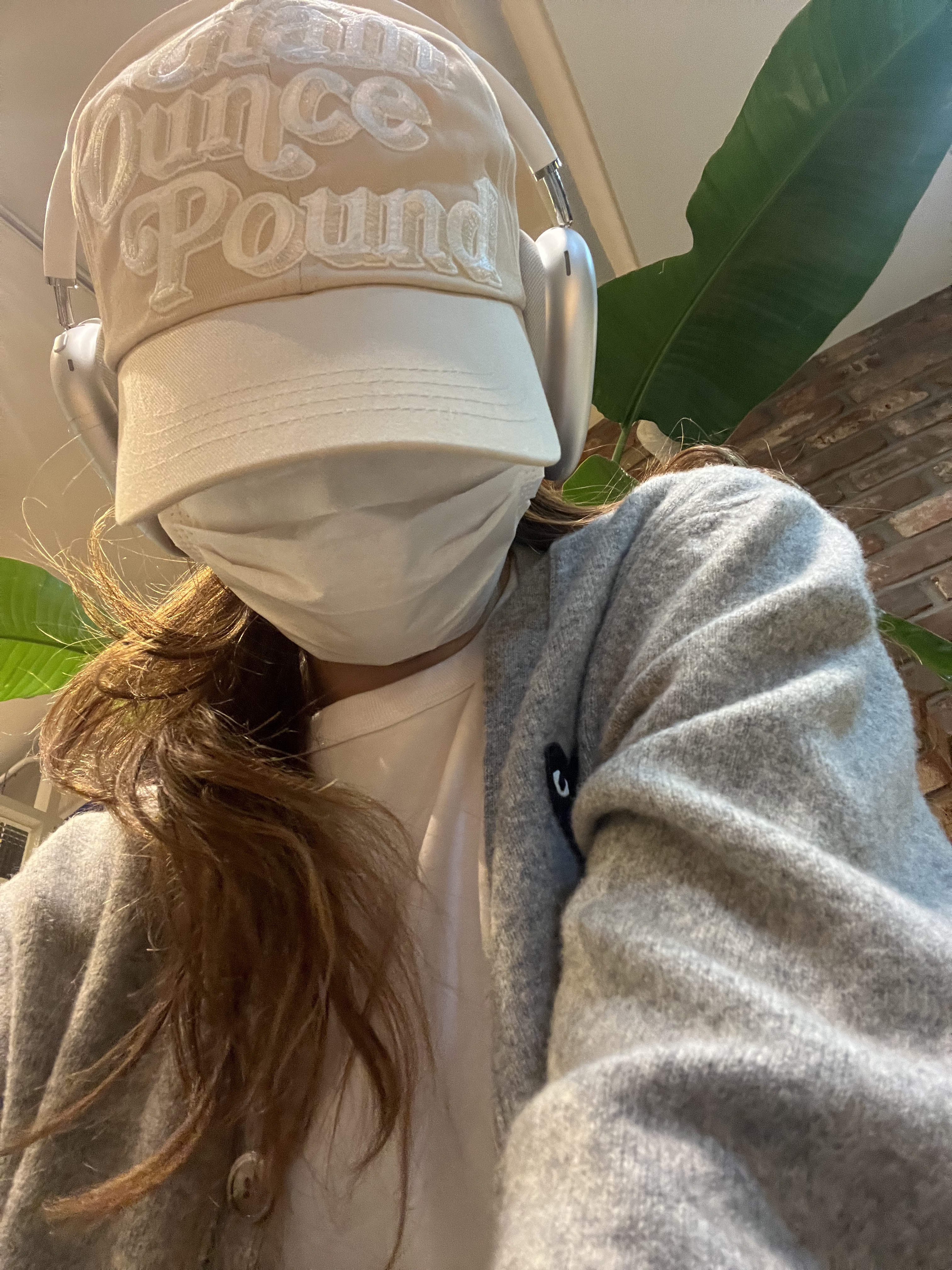 Apple AirPods Max Lightning Silver (Korean Ver.), Play Comme des Garcons Black Heart Knit Cardigan Grey 착용 스타일