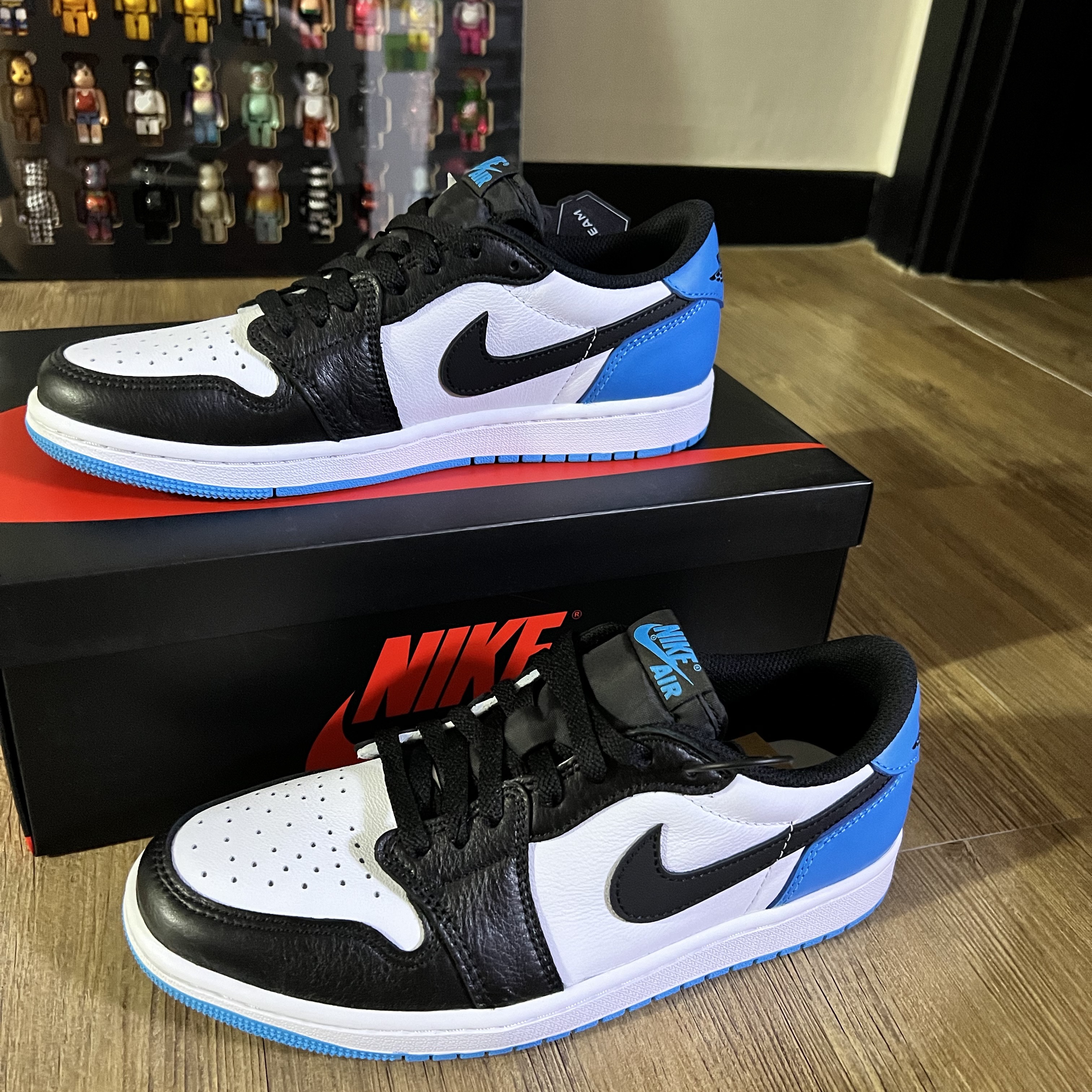 Jordan 1 Retro Low OG Black and Dark Powder Blue 착용 스타일 - 1