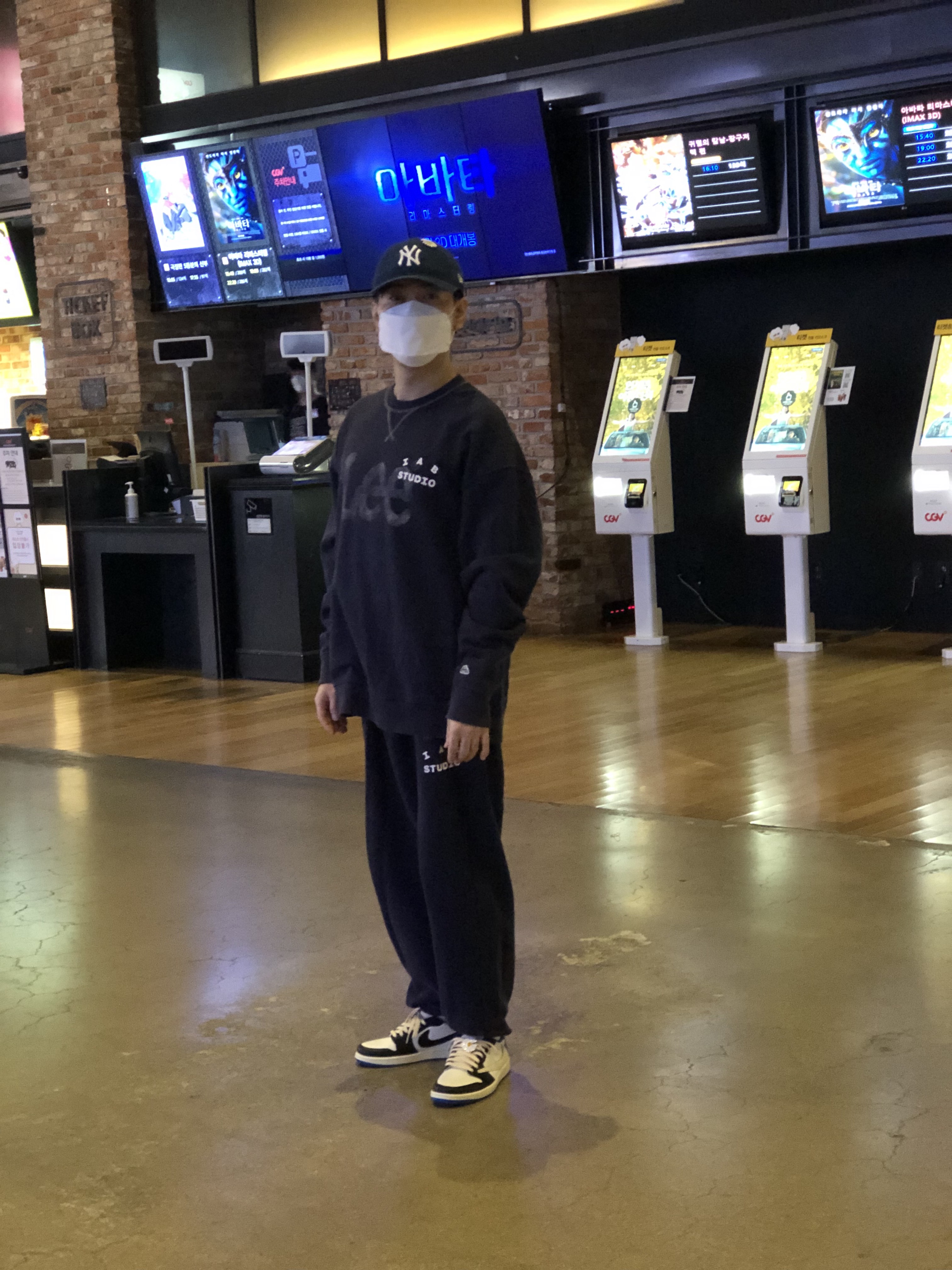 Jordan 1 x Travis Scott x Fragment Retro Low OG SP Military Blue, IAB Studio x Lee Pigment Sweatshirt Indigo Navy 착용 스타일 - 1