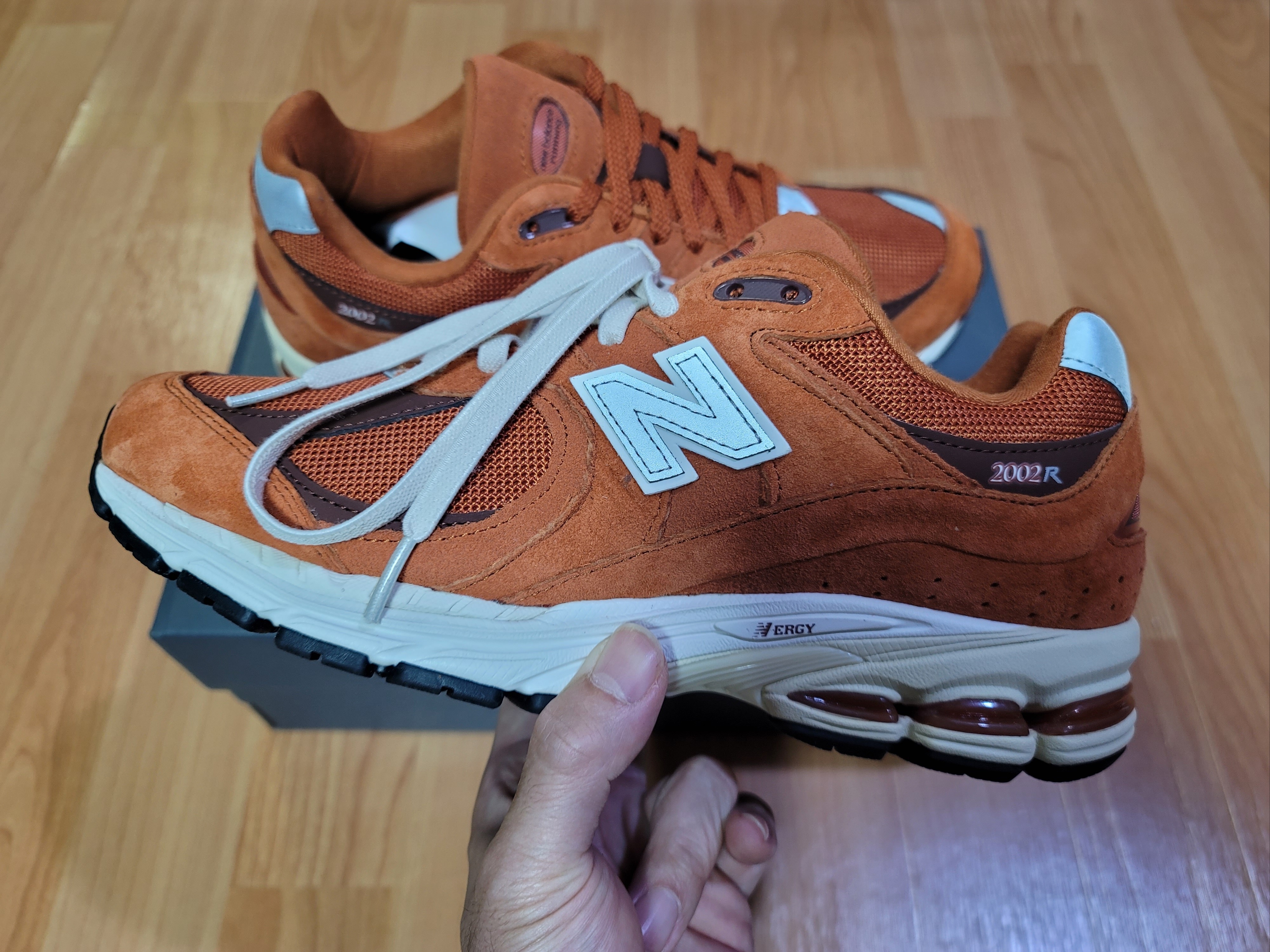 New Balance 2002R Rust Oxide 착용 스타일 - 1