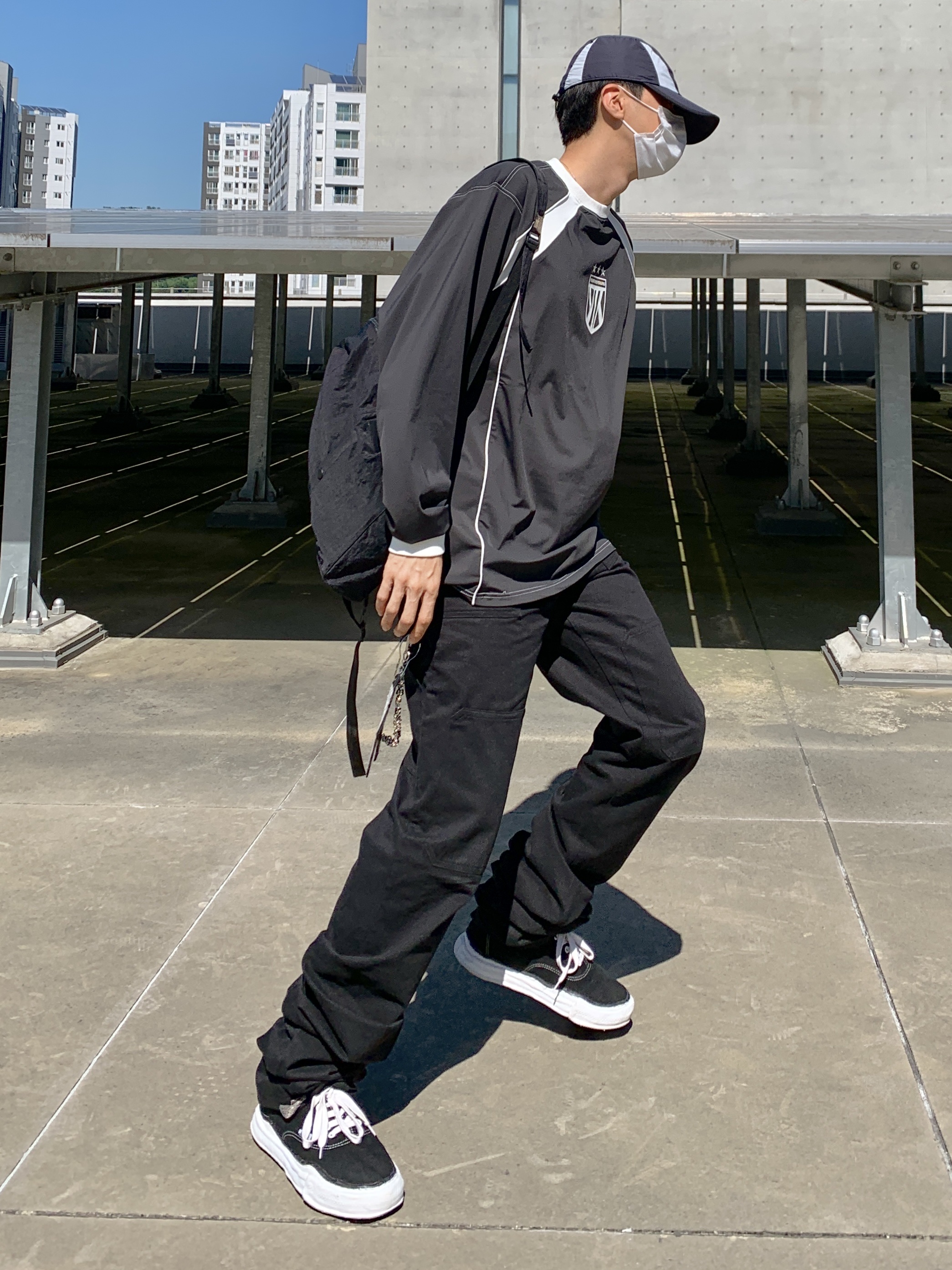Maison Mihara Yasuhiro Baker OG Sole Canvas Low Cut Sneakers Black, Our Legacy Slim Backpack Black Dense Liquid Nylon 착용 스타일 - 4