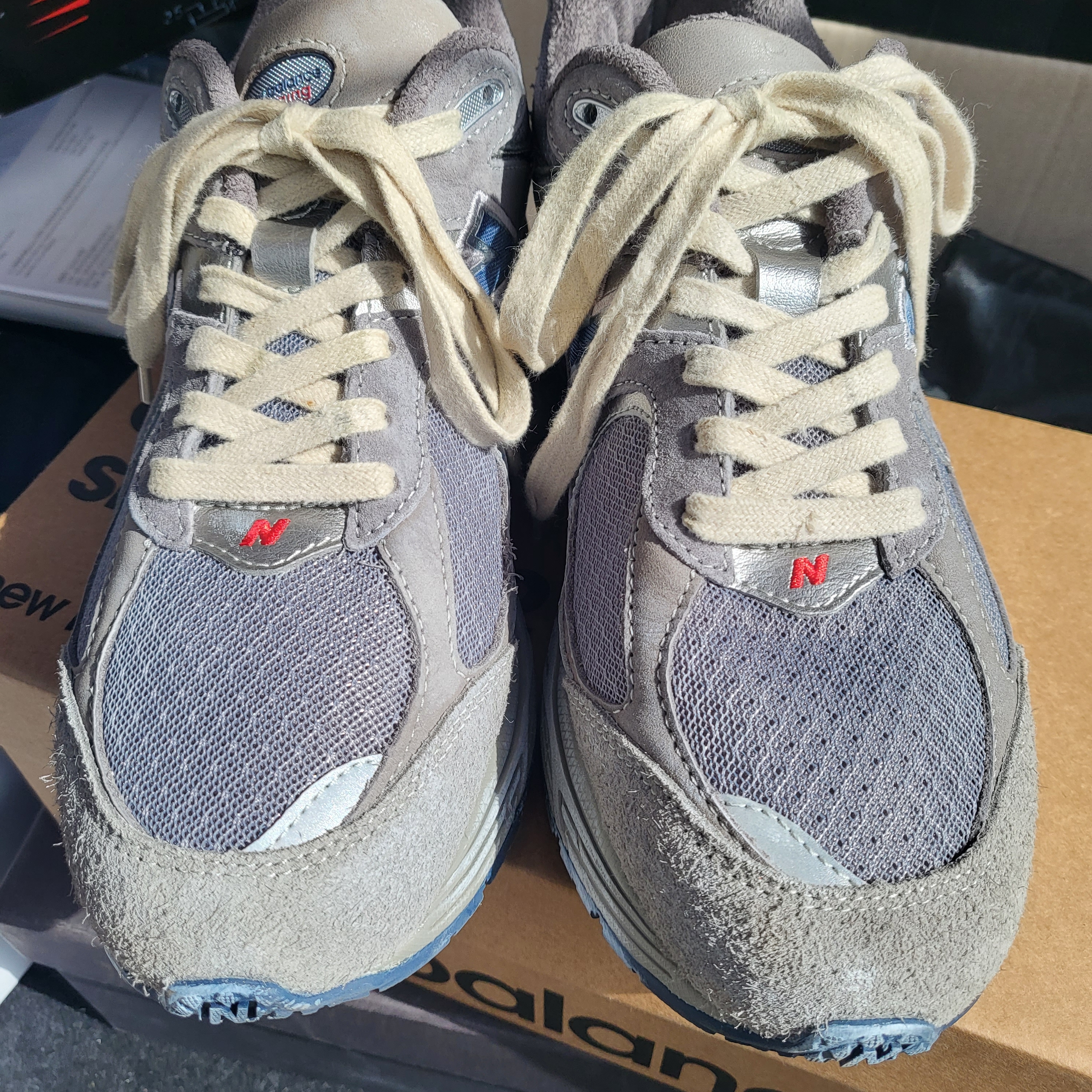 New Balance 2002R Premium Vintage Grey 착용 스타일 - 1