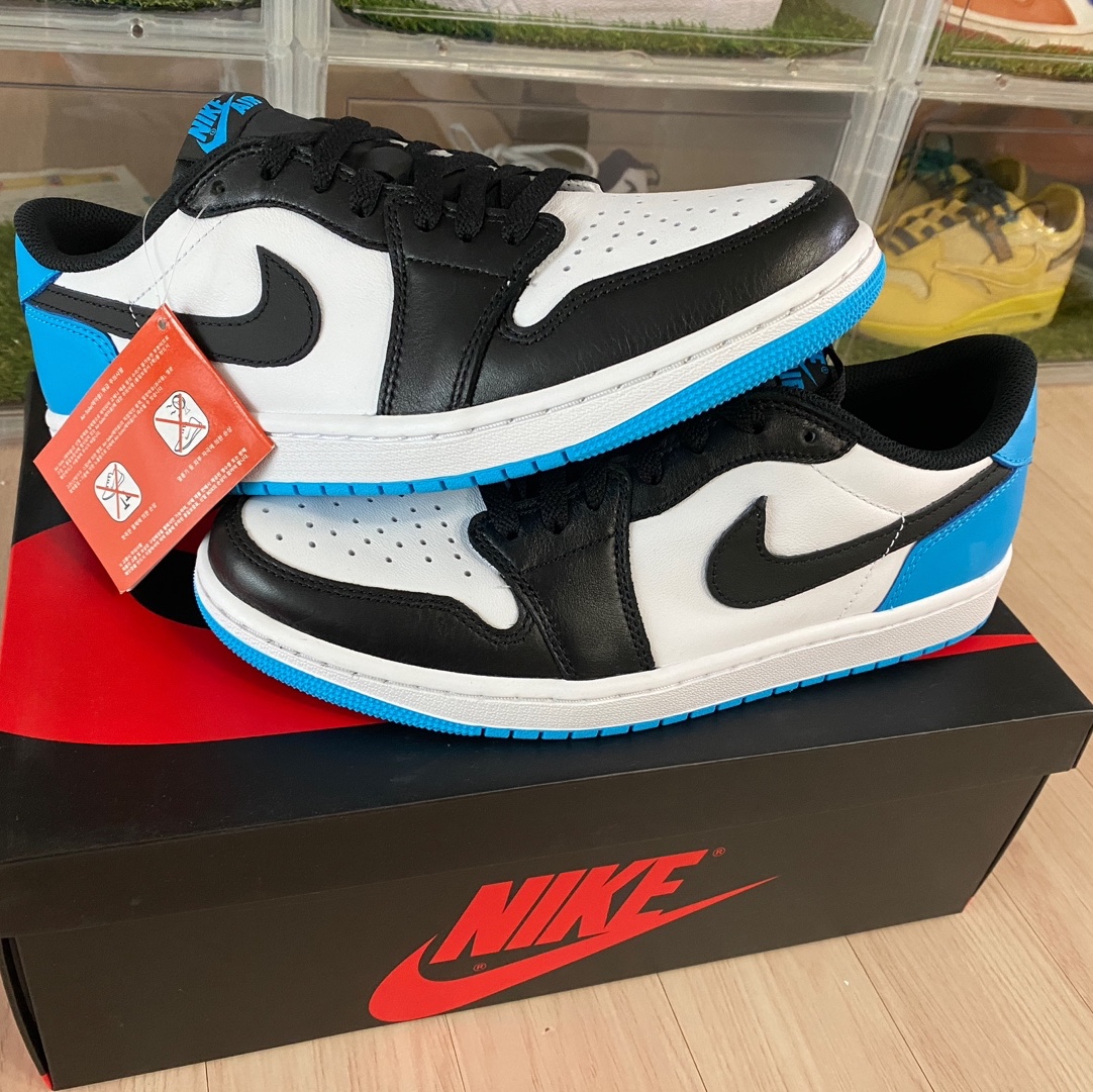 Jordan 1 Retro Low OG Black and Dark Powder Blue 착용 스타일 - 1