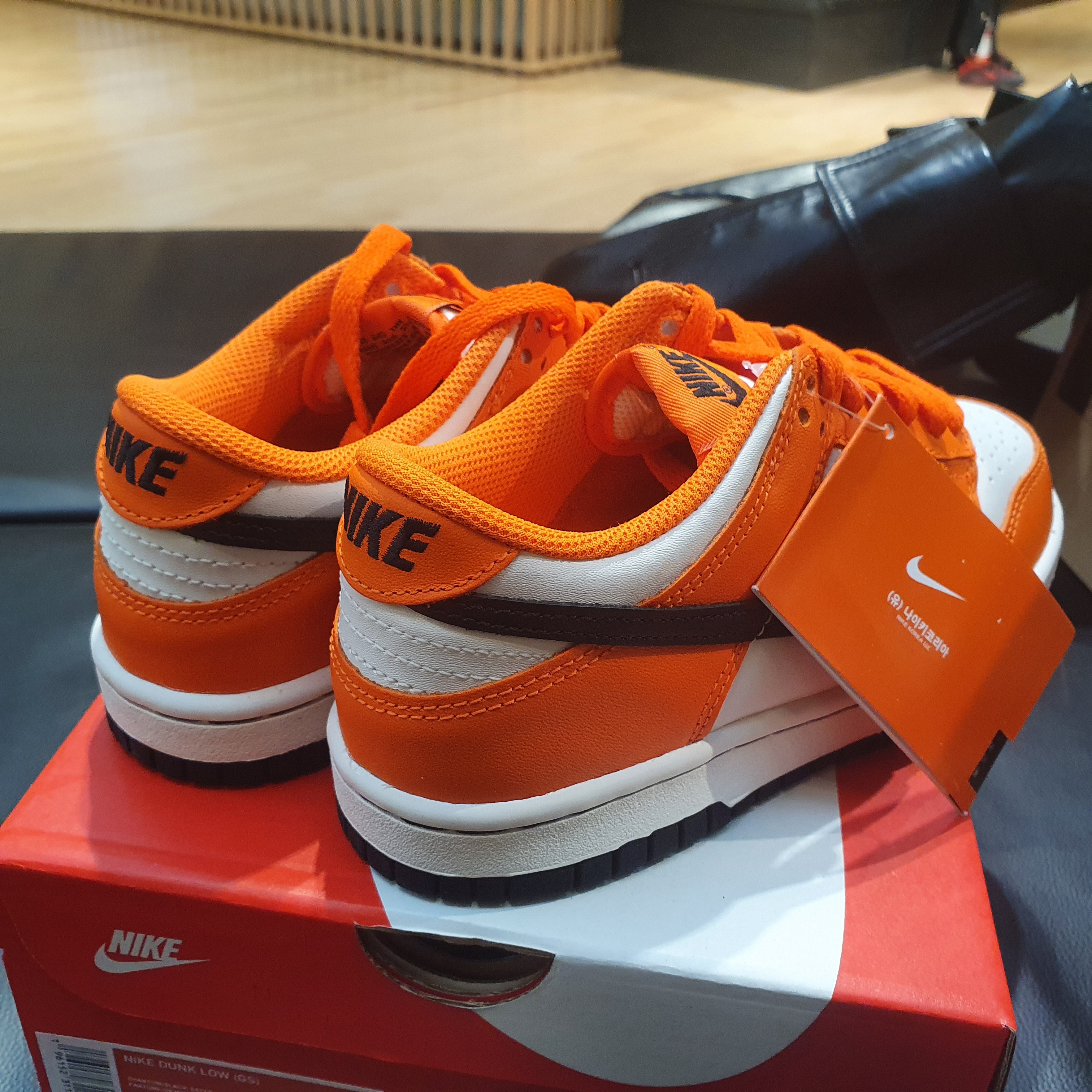 (GS) Nike Dunk Low Safety Orange 착용 스타일 - 2