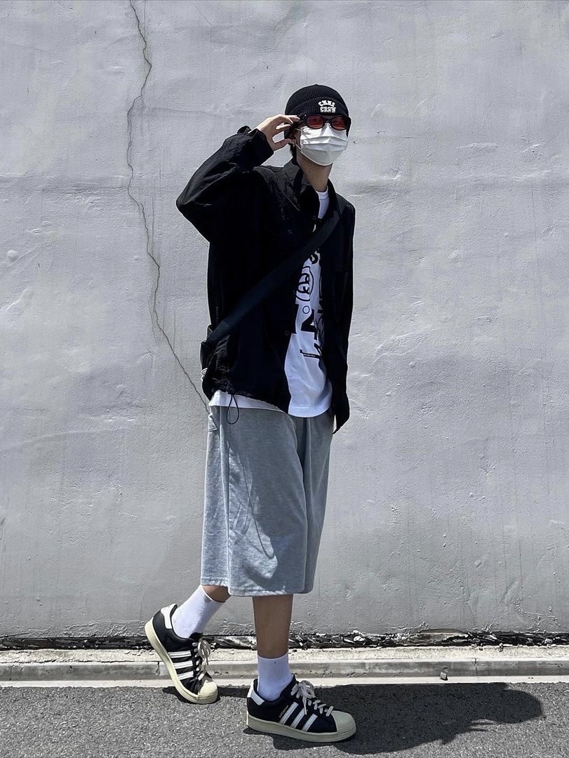 Adidas Superstar Premium Black White 착용 스타일 - 1