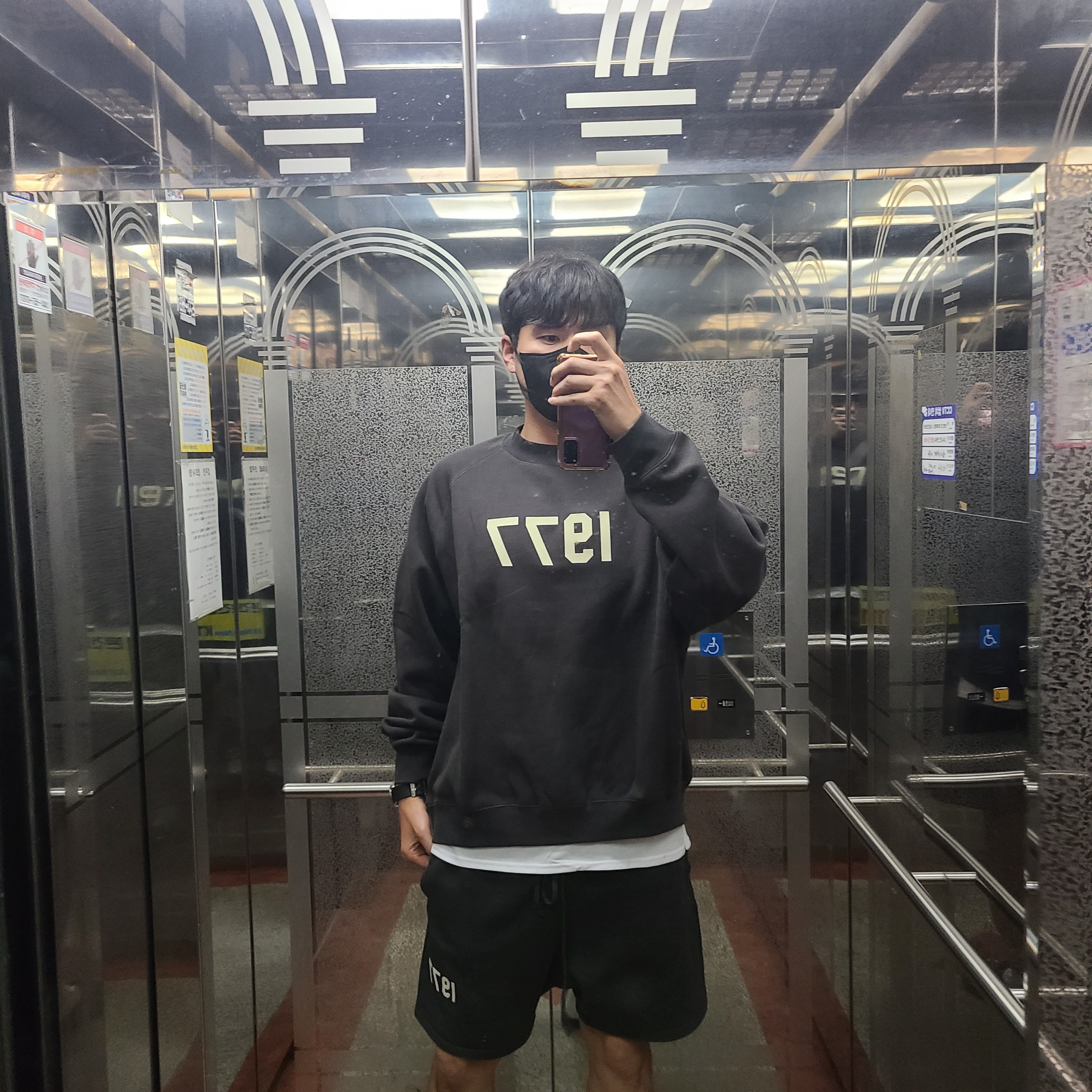Essentials 1977 Crewneck Sweatshirt Iron - 22SS, Essentials 1977 Shorts Iron - 22SS 착용 스타일