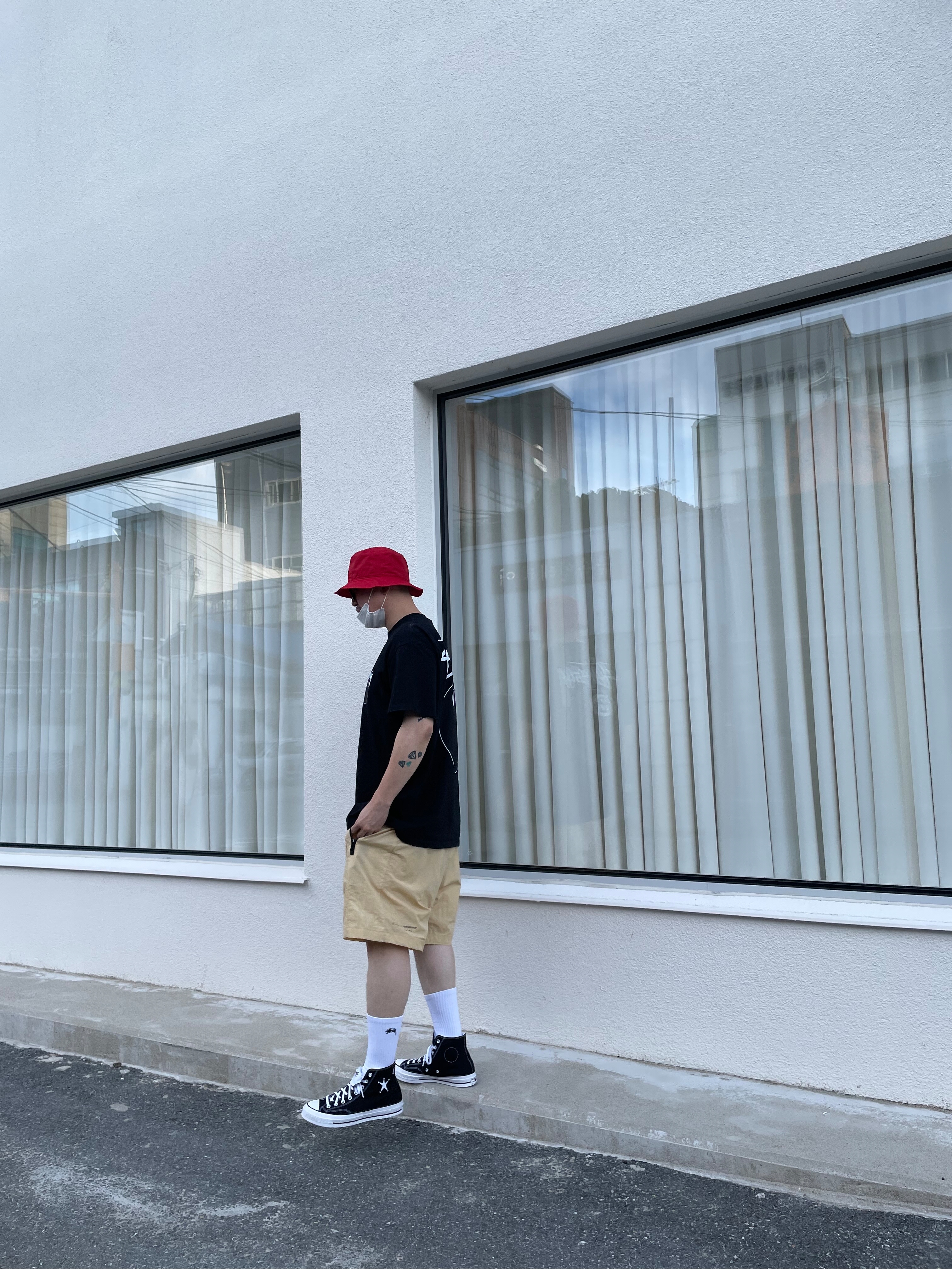 Stussy 8 Ball T-Shirt Black - 22SS, Converse x Stussy Chuck 70 High Black 착용 스타일 - 1