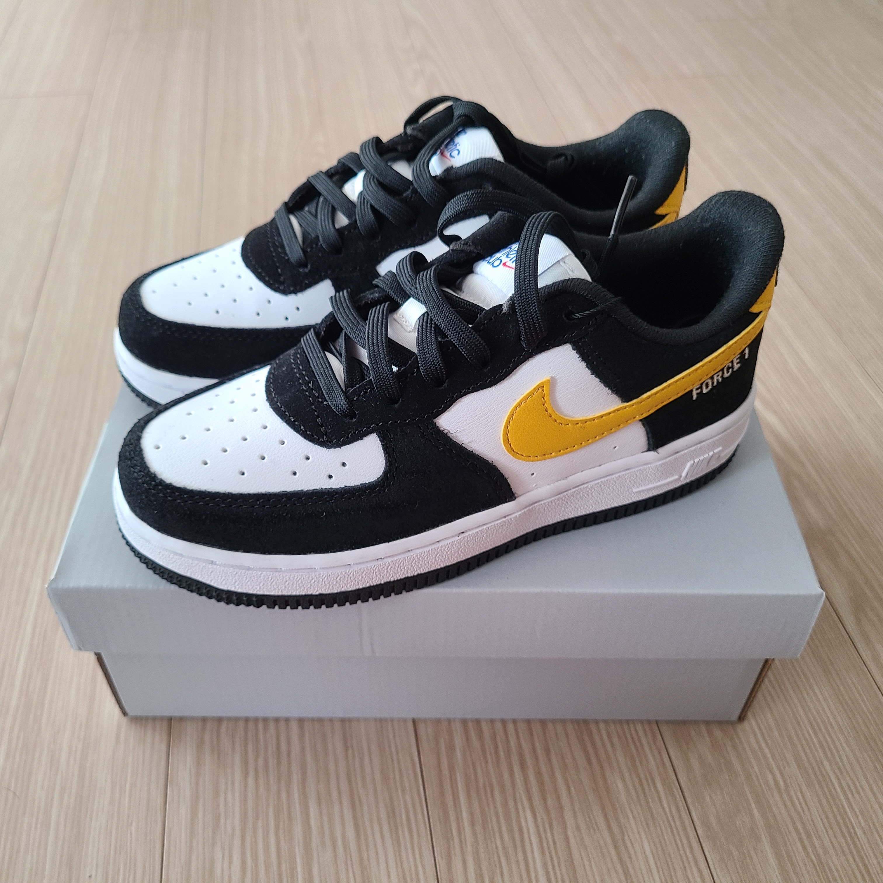 (PS) Nike Air Force 1 LV8 Athletic Club Black Dark Sulfur 착용 스타일