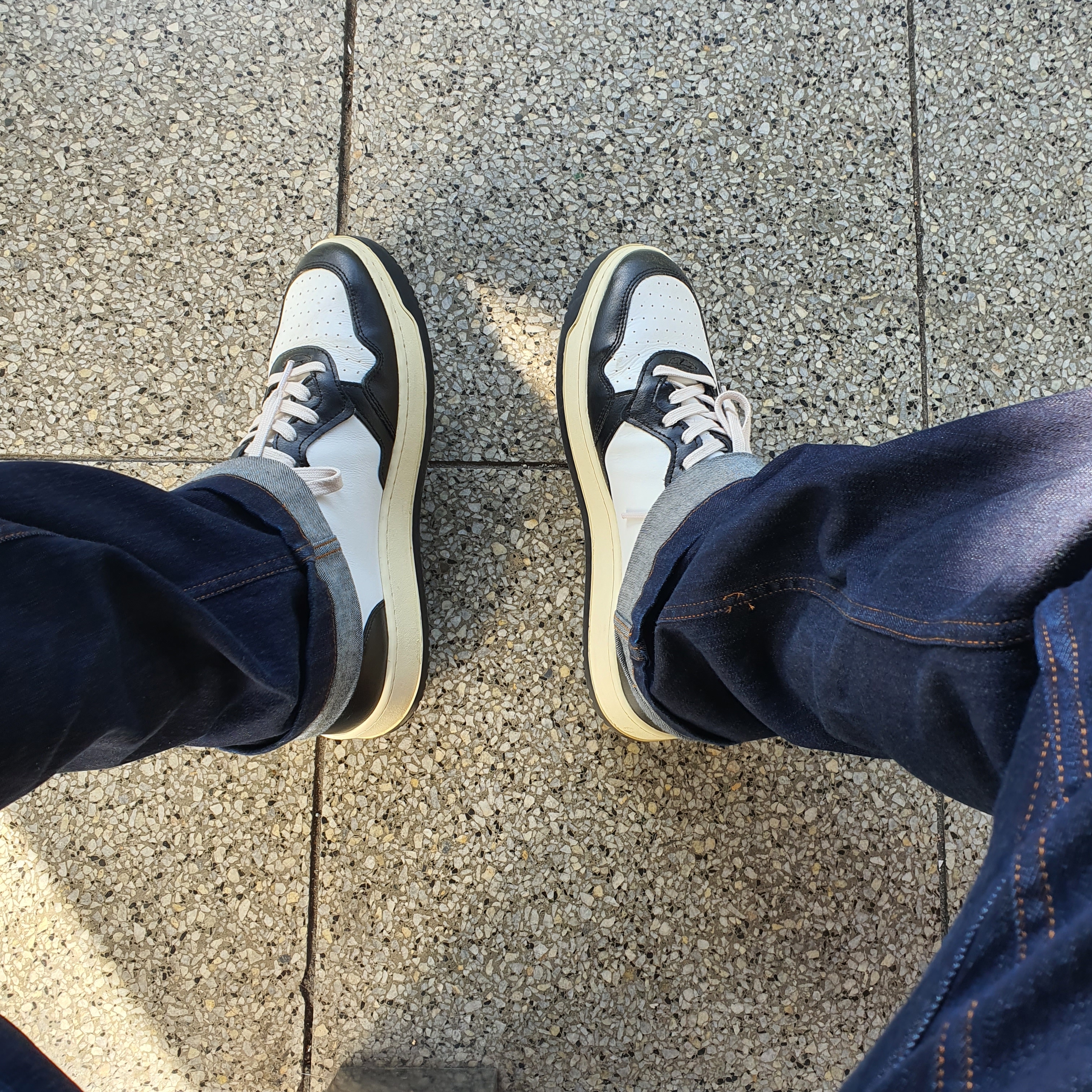 Autry Medalist Low Leather Sneakers Black White 착용 스타일 - 3