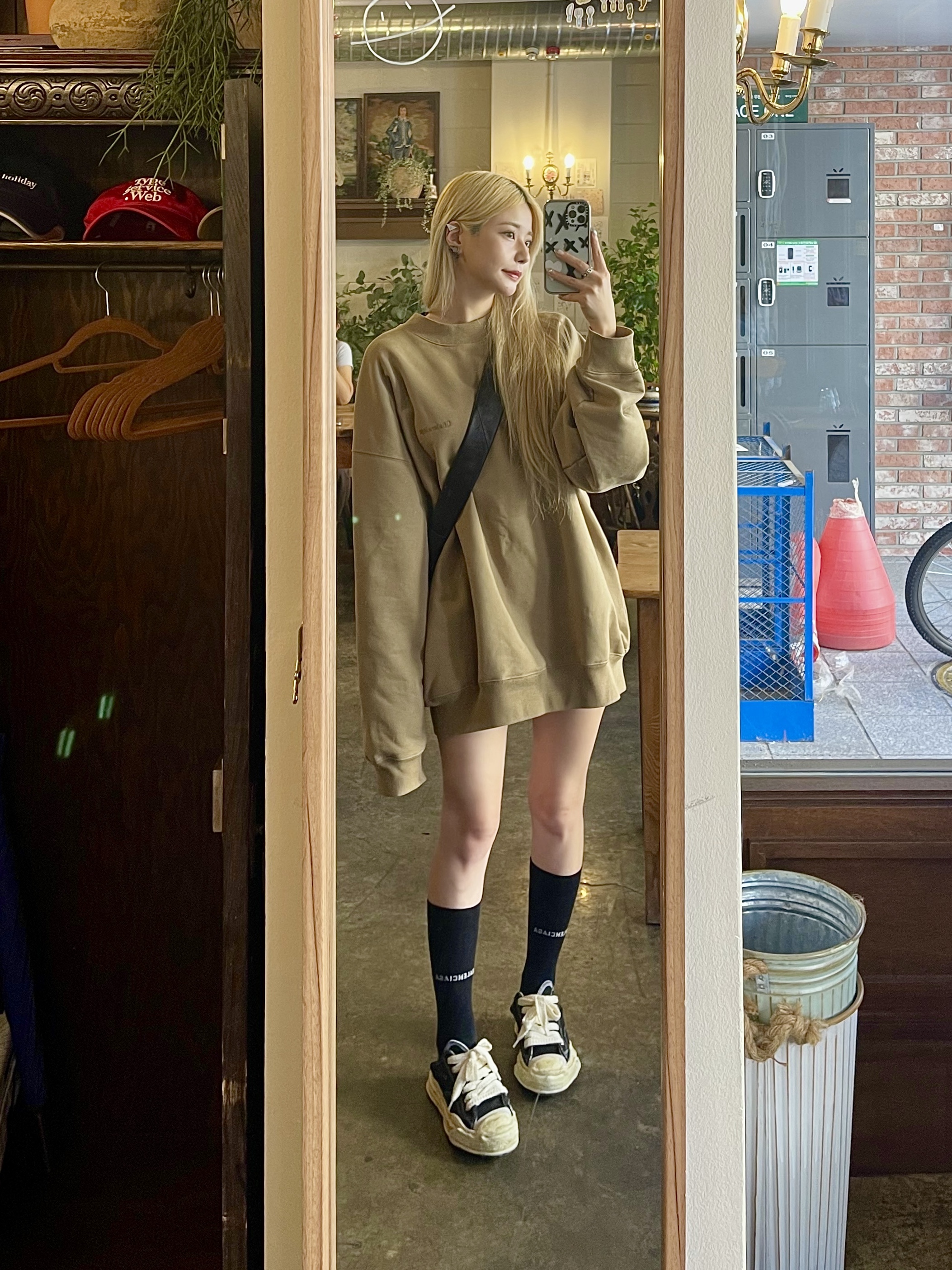 Lemaire Small Croissant Bag Soft Nappa Leather Dark Chocolate, Maison Mihara Yasuhiro Hank VL OG Sole Canvas Low-top Sneakers Black 착용 스타일 - 2