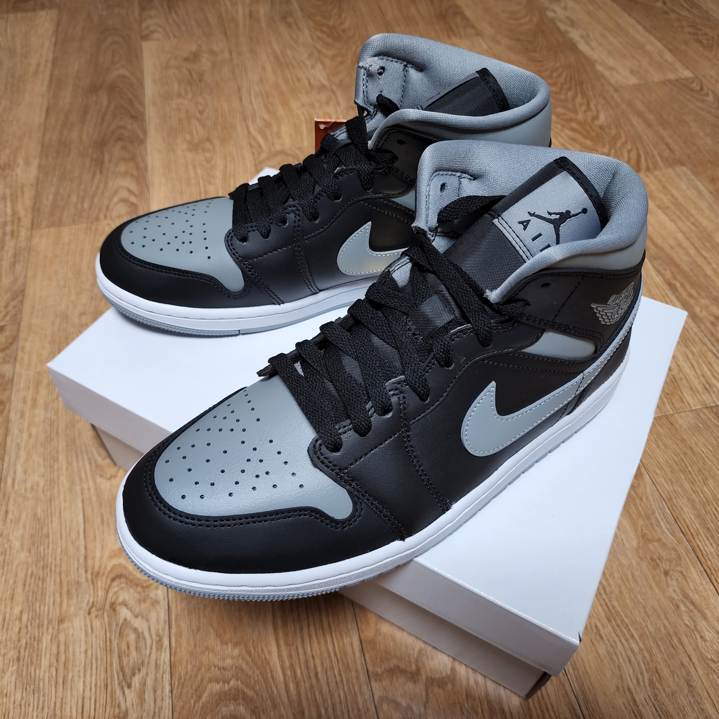 (W) Jordan 1 Mid Black Particle Grey, (TD) Nike x Hello Kitty Air Presto University Blue 착용 스타일 - 1
