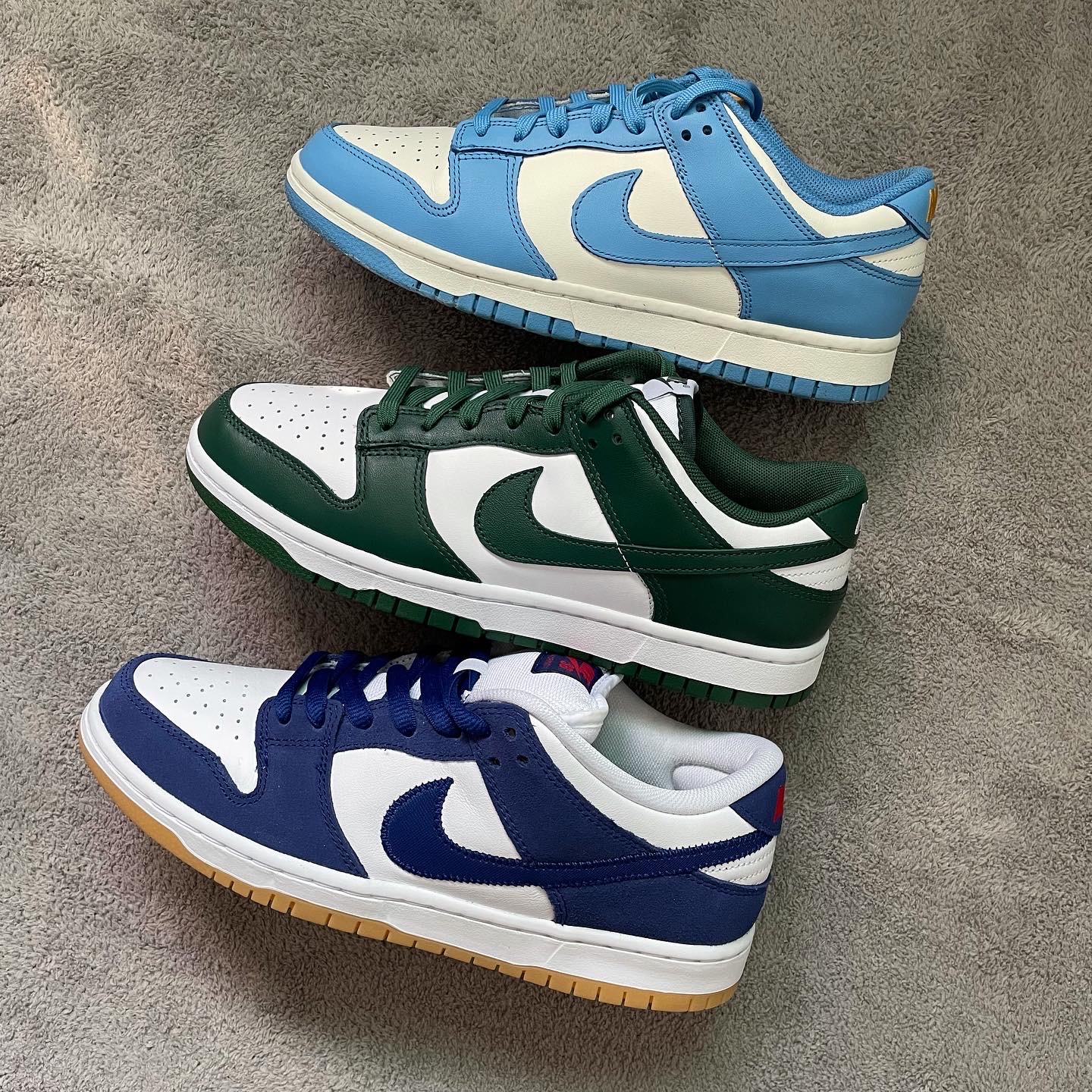 (W) Nike Dunk Low Coast, Jordan 1 Retro Low OG Black and Dark Powder Blue 착용 스타일 - 3
