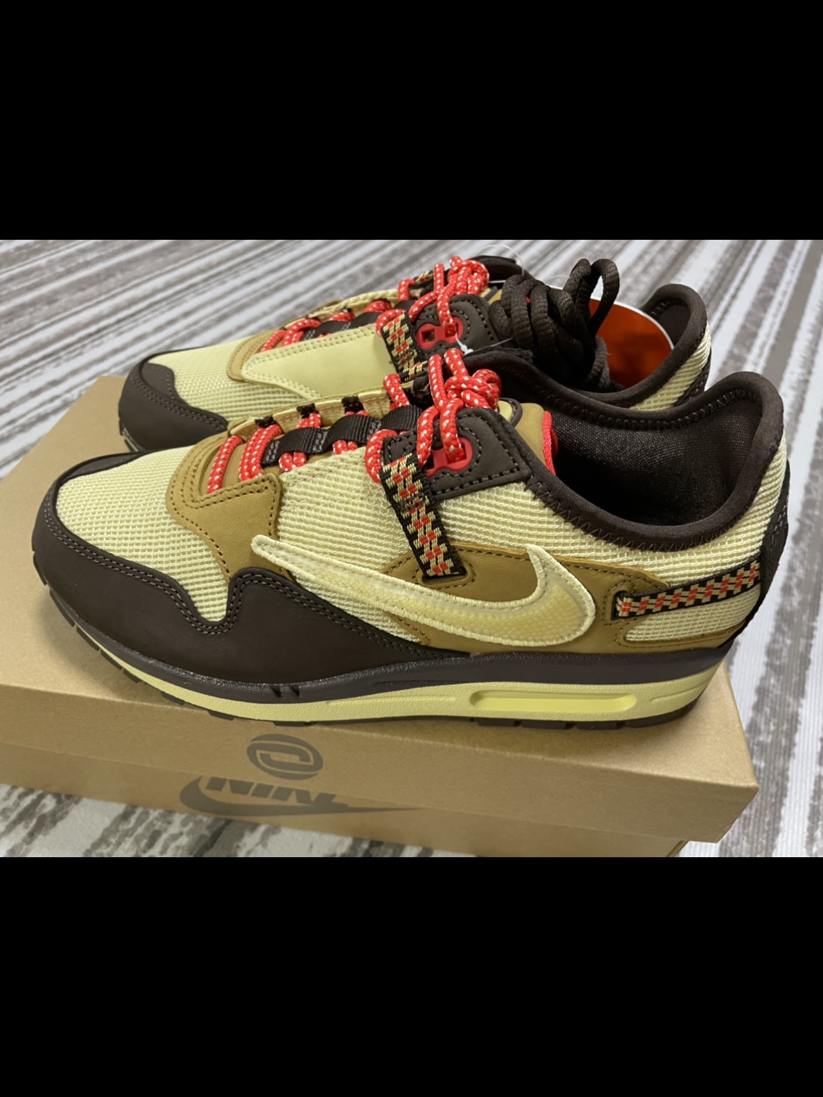 Nike x Travis Scott Air Max 1 Cact.us Brown 착용 스타일 - 2