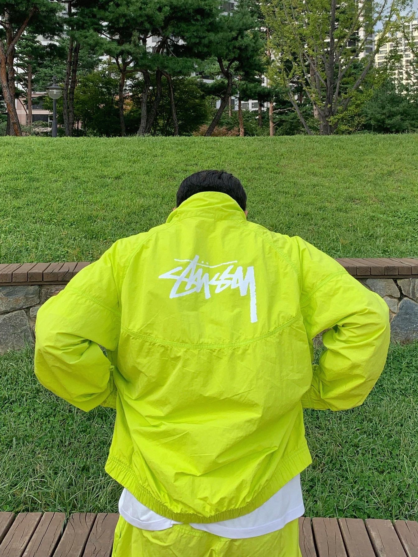 Nike x Stussy Windrunner Jacket Bright Cactus 착용 스타일 - 3