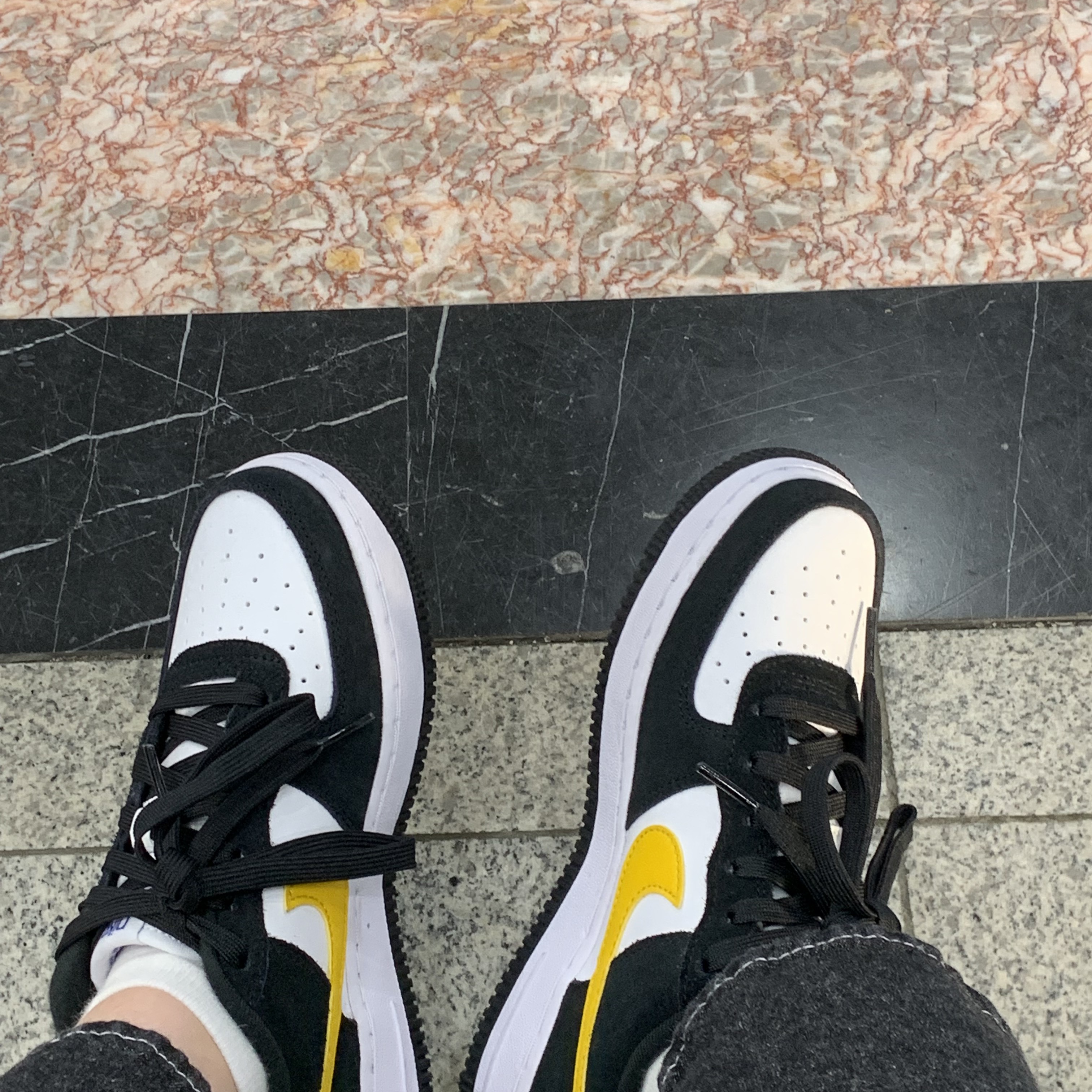 Nike Air Force 1 '07 LV8 Athletic Club Black Dark Sulfur 착용 스타일 - 1