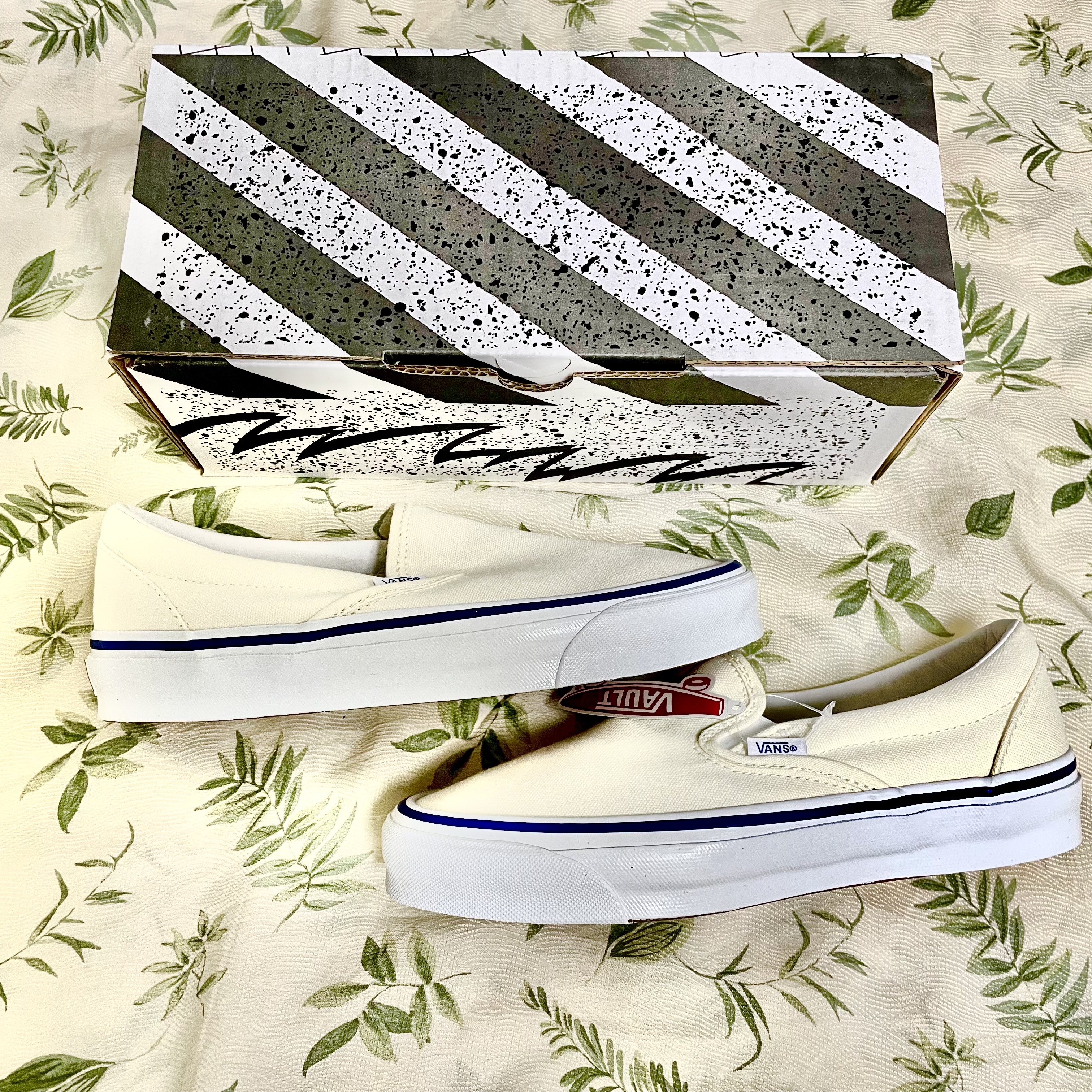 Vans Vault OG Classic Slip-On LX Classic White 착용 스타일 - 2