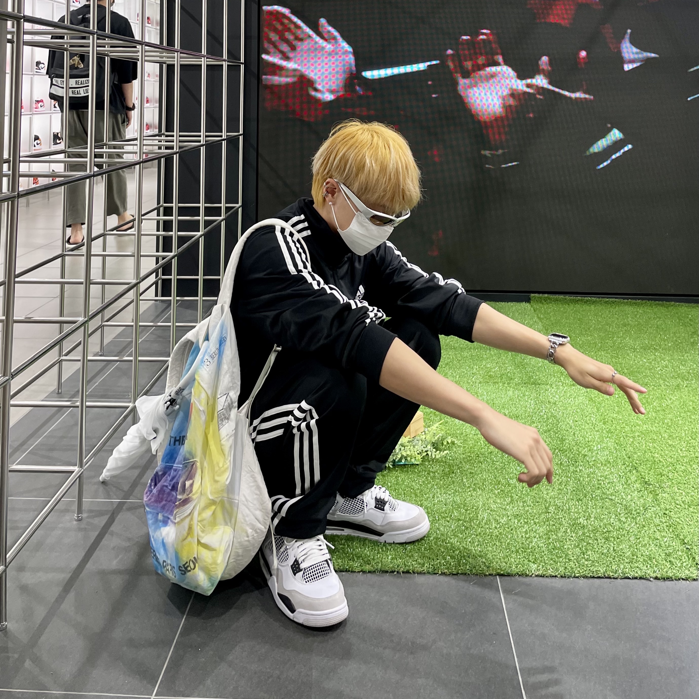 Jordan 4 Retro White and Black 착용 스타일
