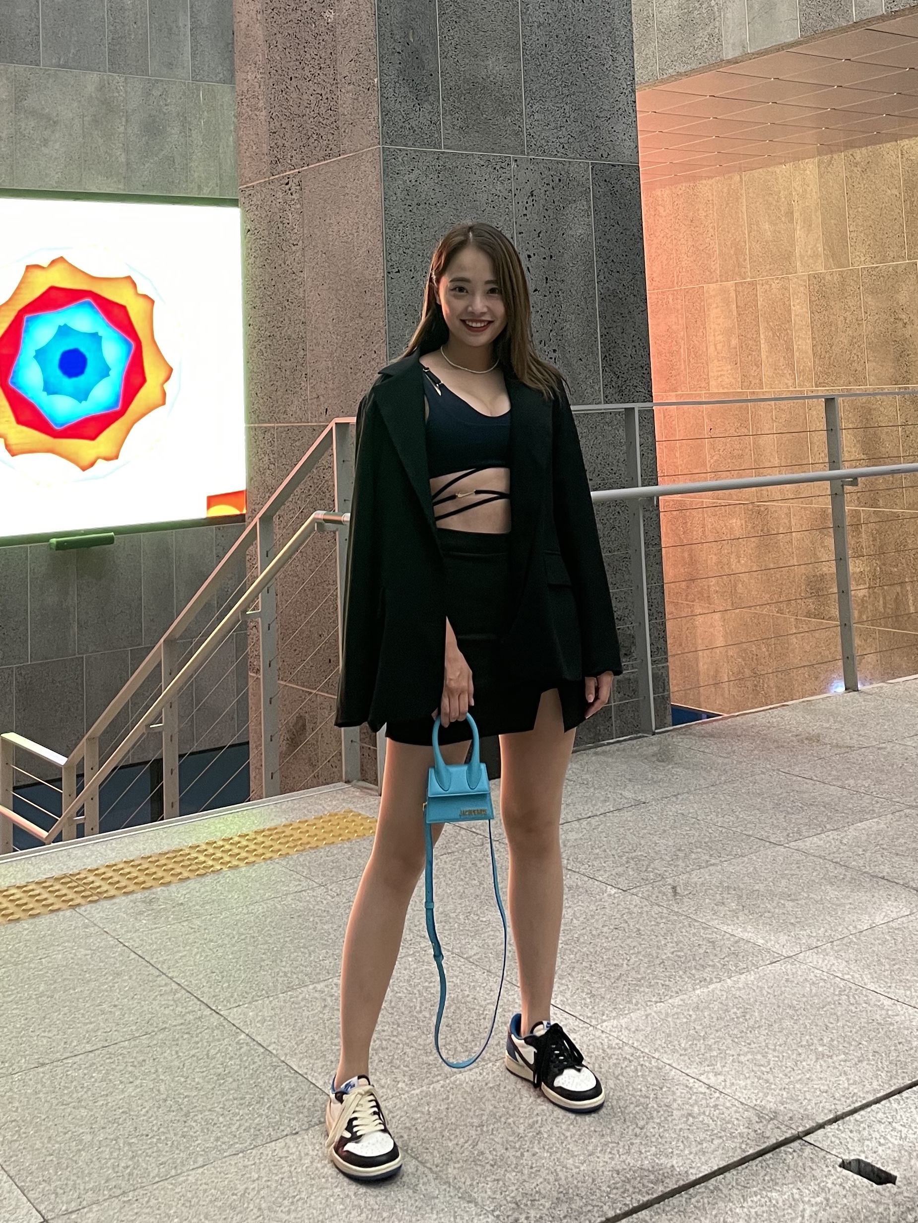 (W) Nike x Jacquemus NRG Light Support Sports Bra Dark Obsidian - Asia, Jacquemus Le Chiquito Signature Leather Mini Handbag Blue 착용 스타일 - 4