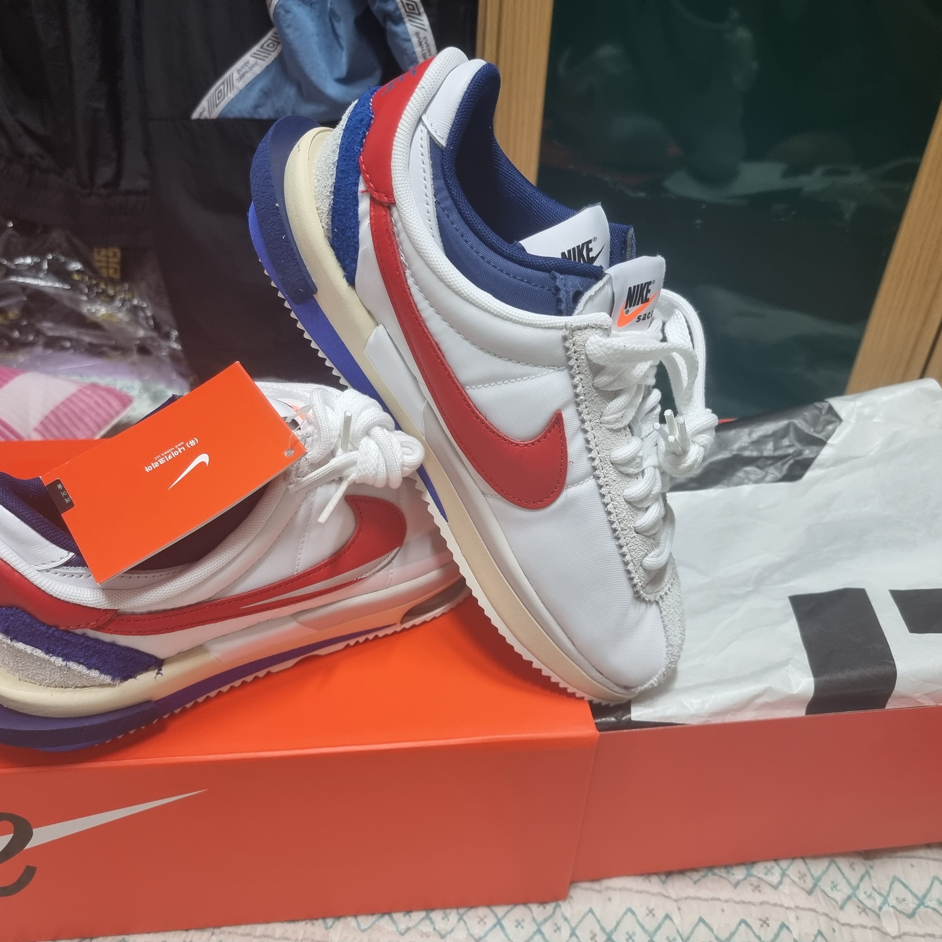 Nike x Sacai Zoom Cortez SP White and University Red 착용 스타일 - 2