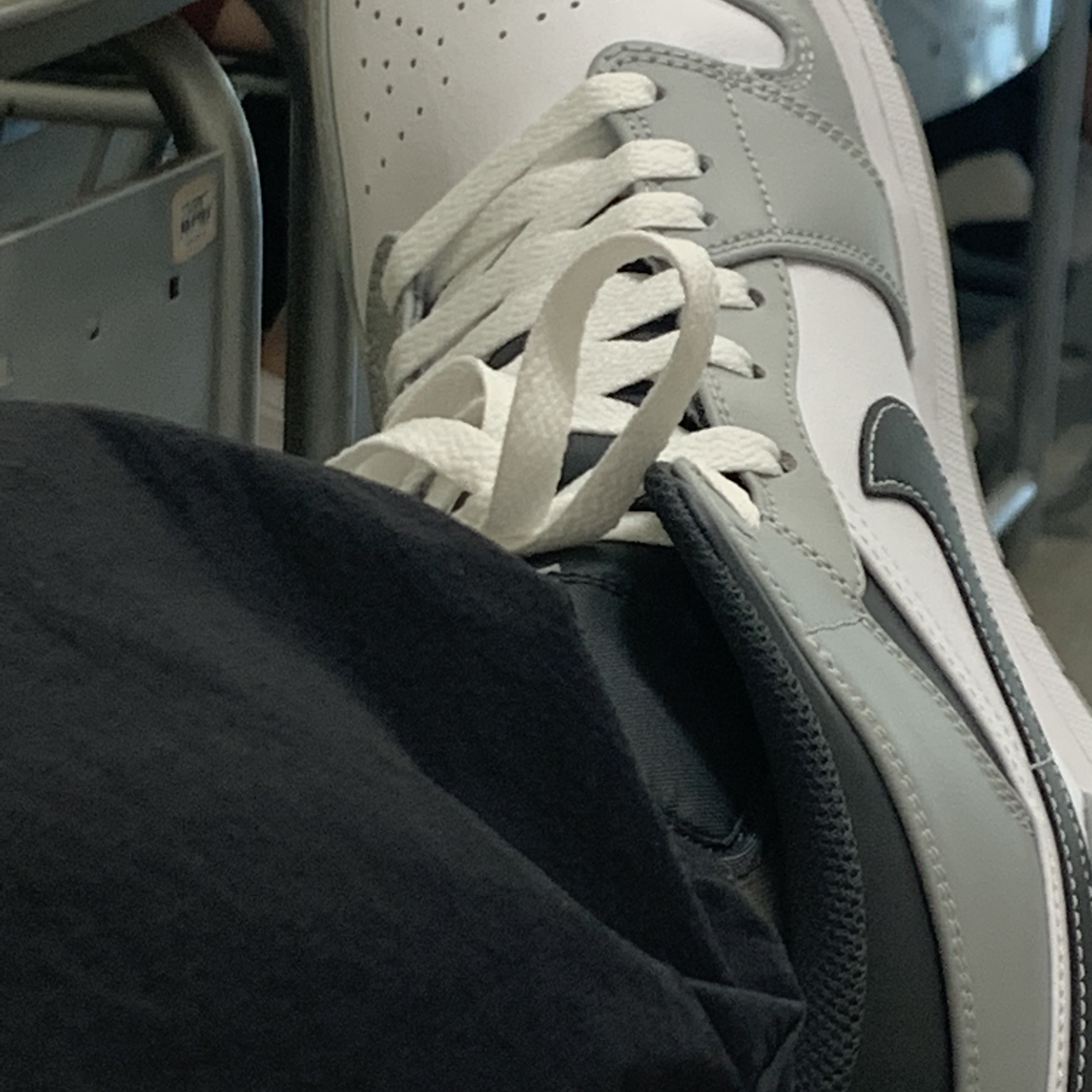 Jordan 1 Mid Light Smoke Grey Anthracite 착용 스타일 - 2