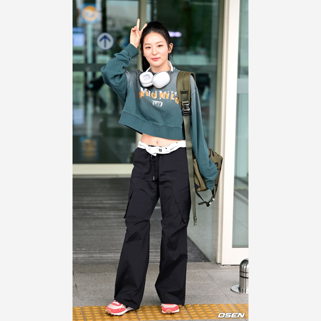 (W) Nike Daybreak Cinnabar, Apple AirPods Max Lightning Silver (Korean Ver.) 착용 스타일 - 3