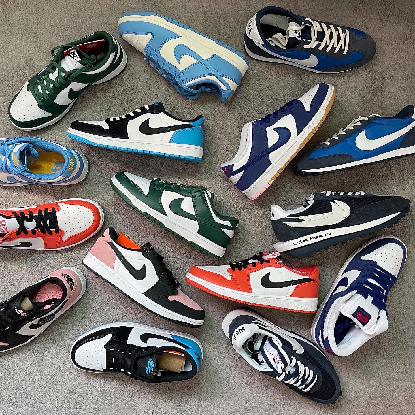 (W) Nike Dunk Low Coast, Jordan 1 Retro Low OG Black and Dark Powder Blue 착용 스타일 - 1