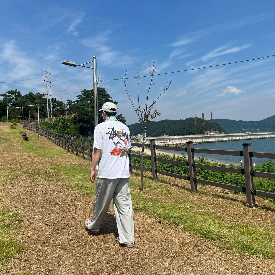 Stussy Withered Flower T-Shirt White 착용 스타일