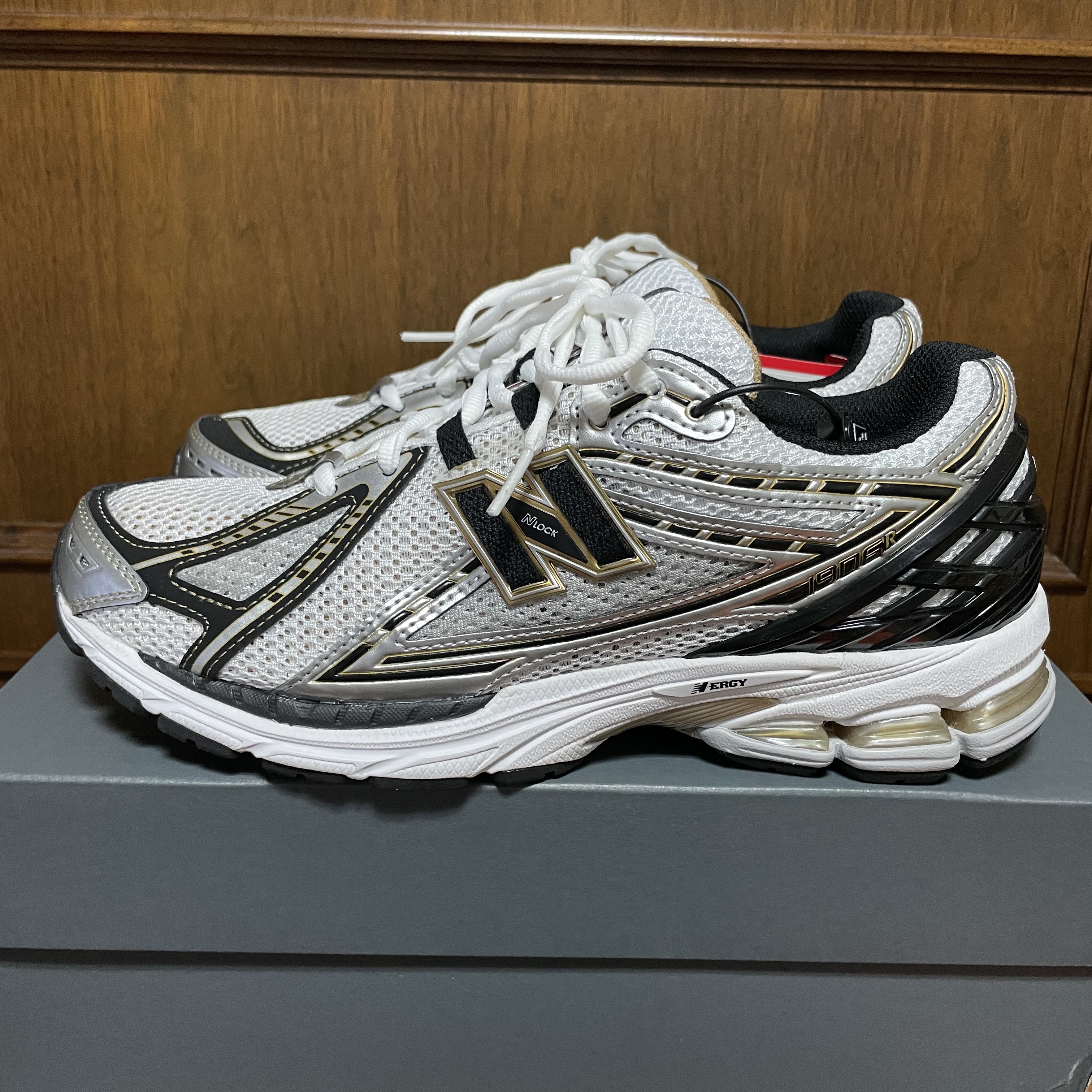 New Balance 1906R White Gold 착용 스타일 - 1