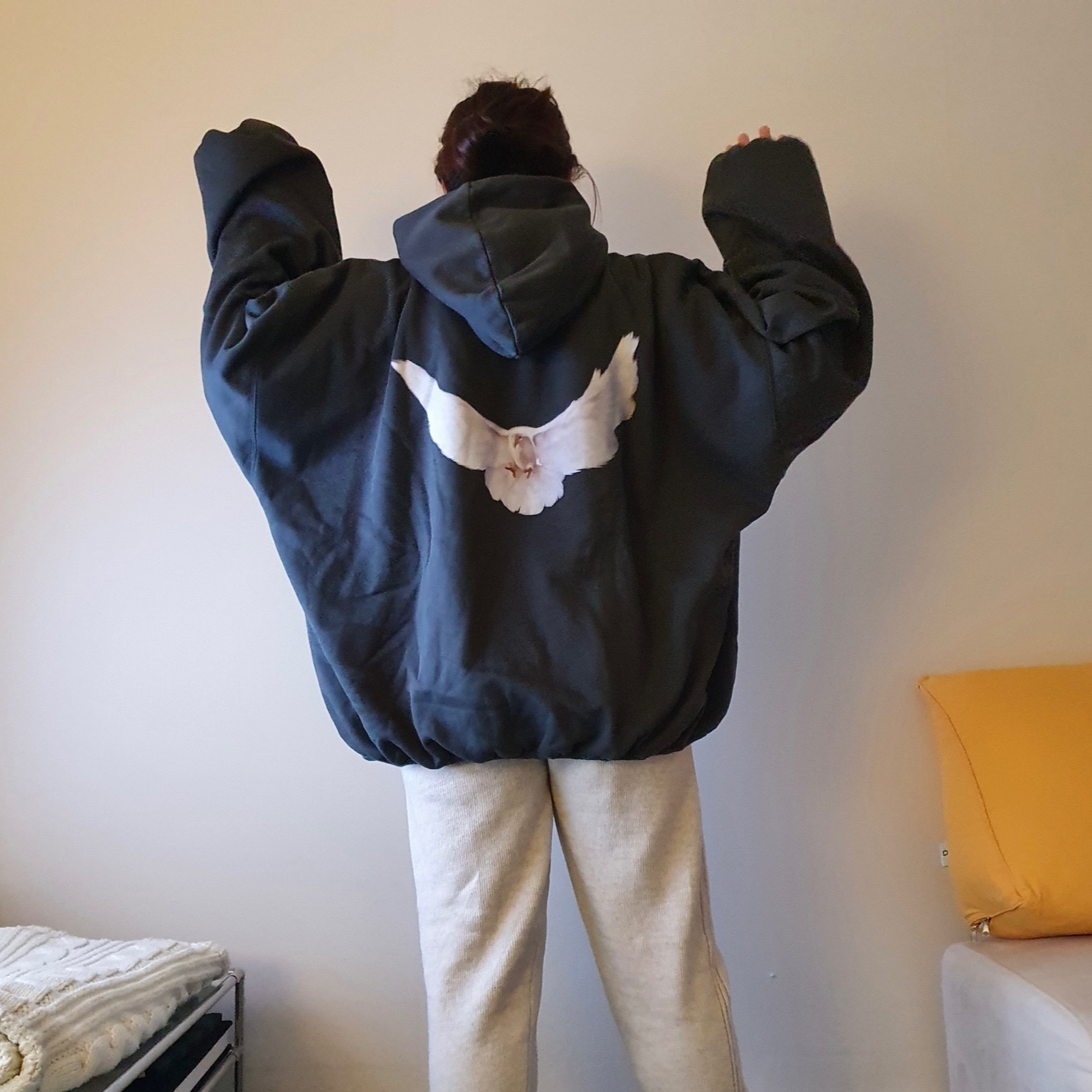 Yeezy Gap Engineered By Balenciaga Dove Hoodie Black, Maison Margiela Upside Down Embroidered Logo Hoodie Black White 착용 스타일 - 3