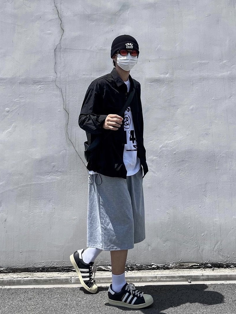 Adidas Superstar Premium Black White 착용 스타일 - 2