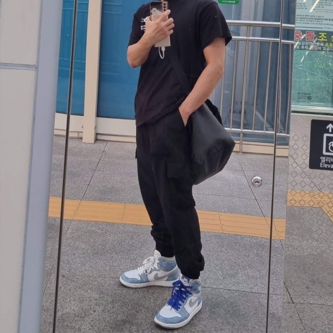 Jordan 1 Retro High OG Hyper Royal 착용 스타일