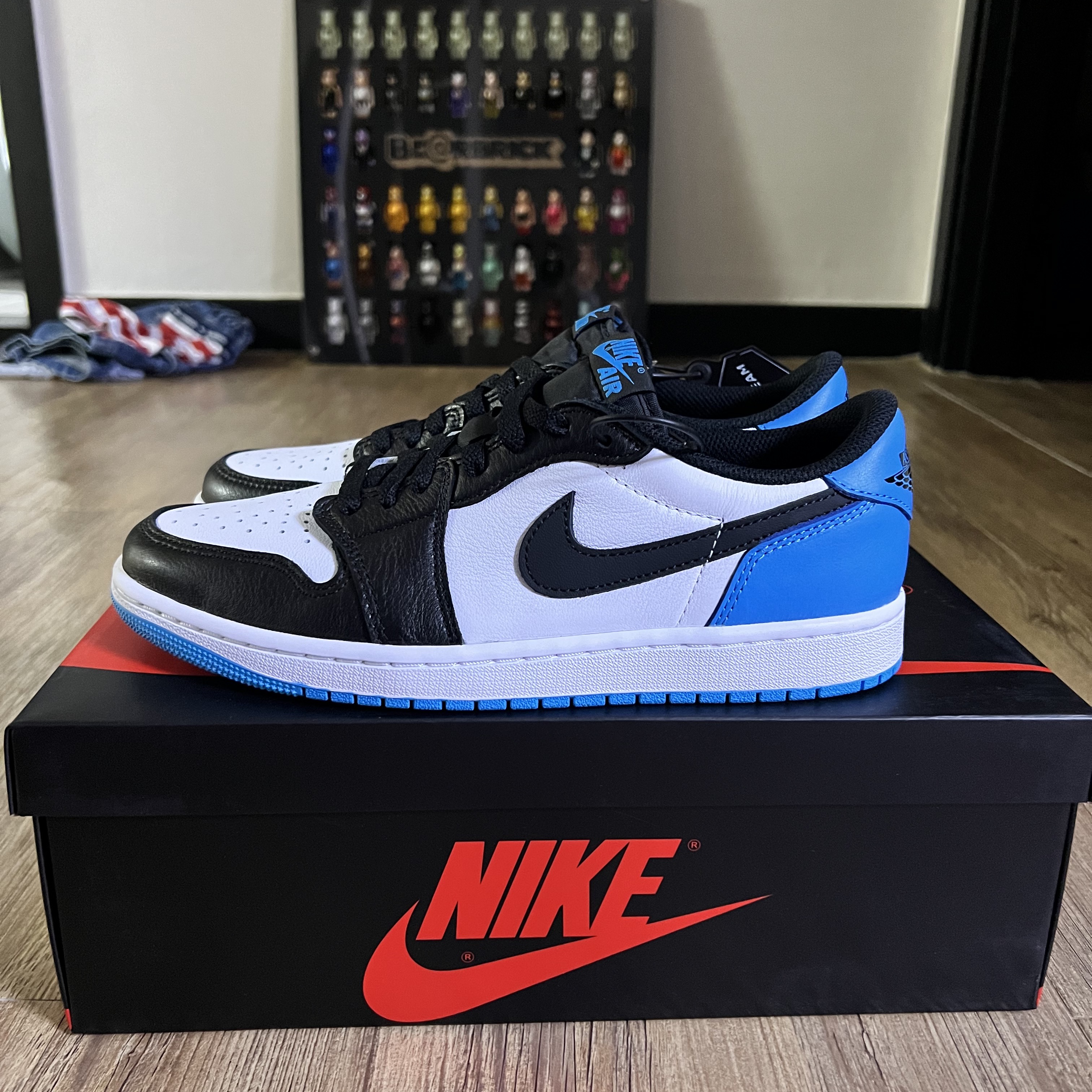 Jordan 1 Retro Low OG Black and Dark Powder Blue 착용 스타일 - 2