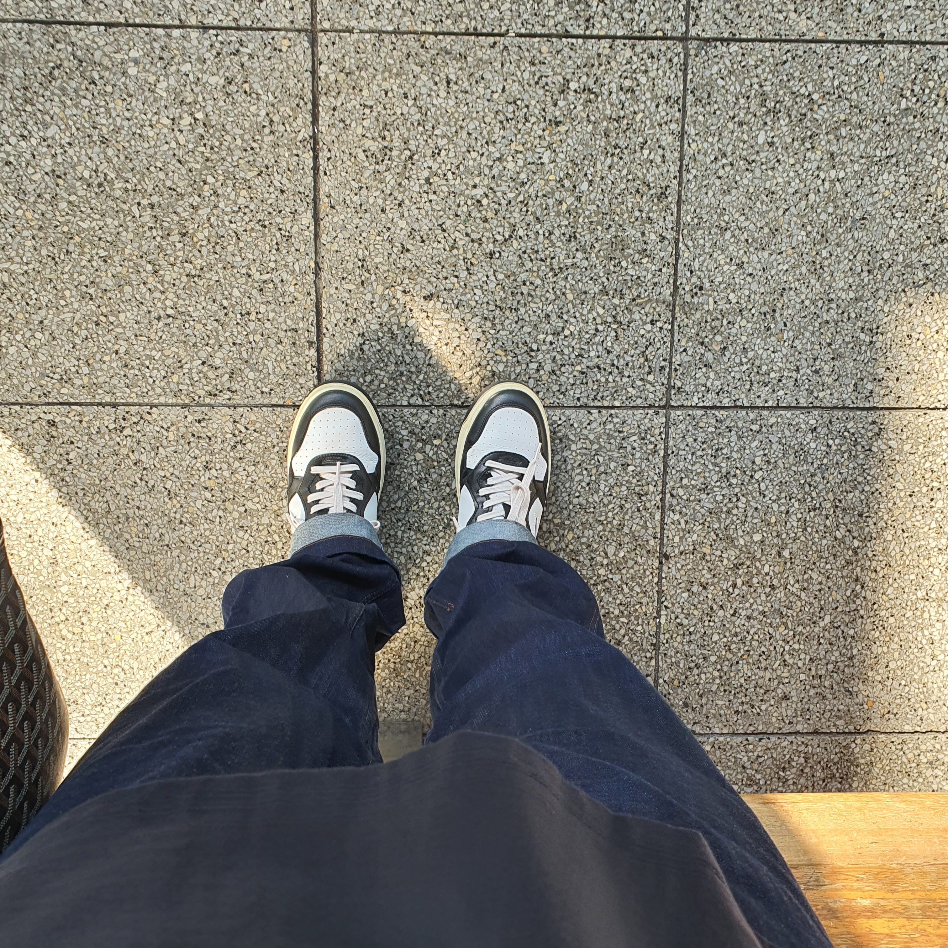 Autry Medalist Low Leather Sneakers Black White 착용 스타일 - 1