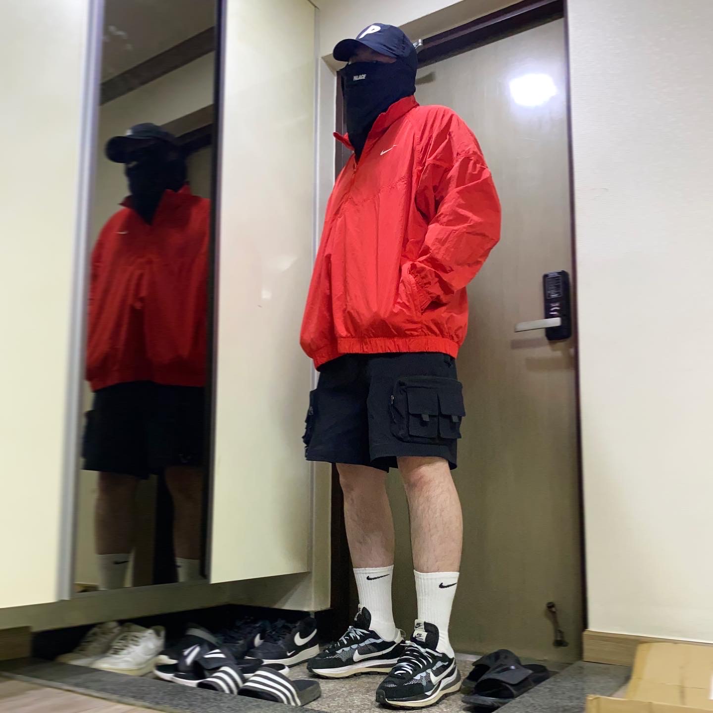 Palace Shell Facemask P 6-Panel Black - 22FW, Nike x Stussy Windrunner Jacket Habanero Red 착용 스타일 - 2