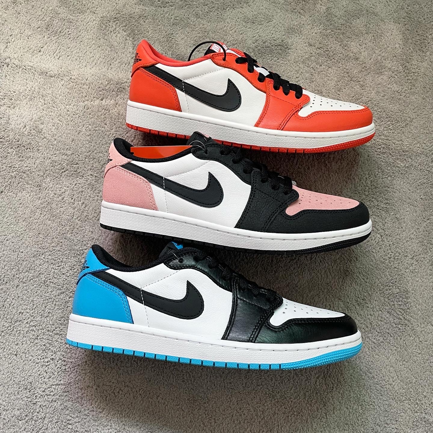 (W) Nike Dunk Low Coast, Jordan 1 Retro Low OG Black and Dark Powder Blue 착용 스타일 - 2
