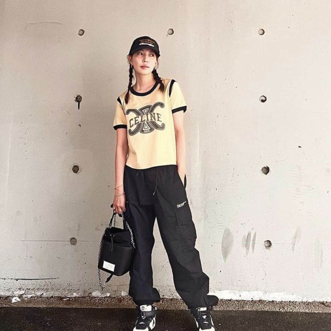 (W) Celine Triomphe T-Shirt in Cotton Jersey Butter Black 착용 스타일 - 2