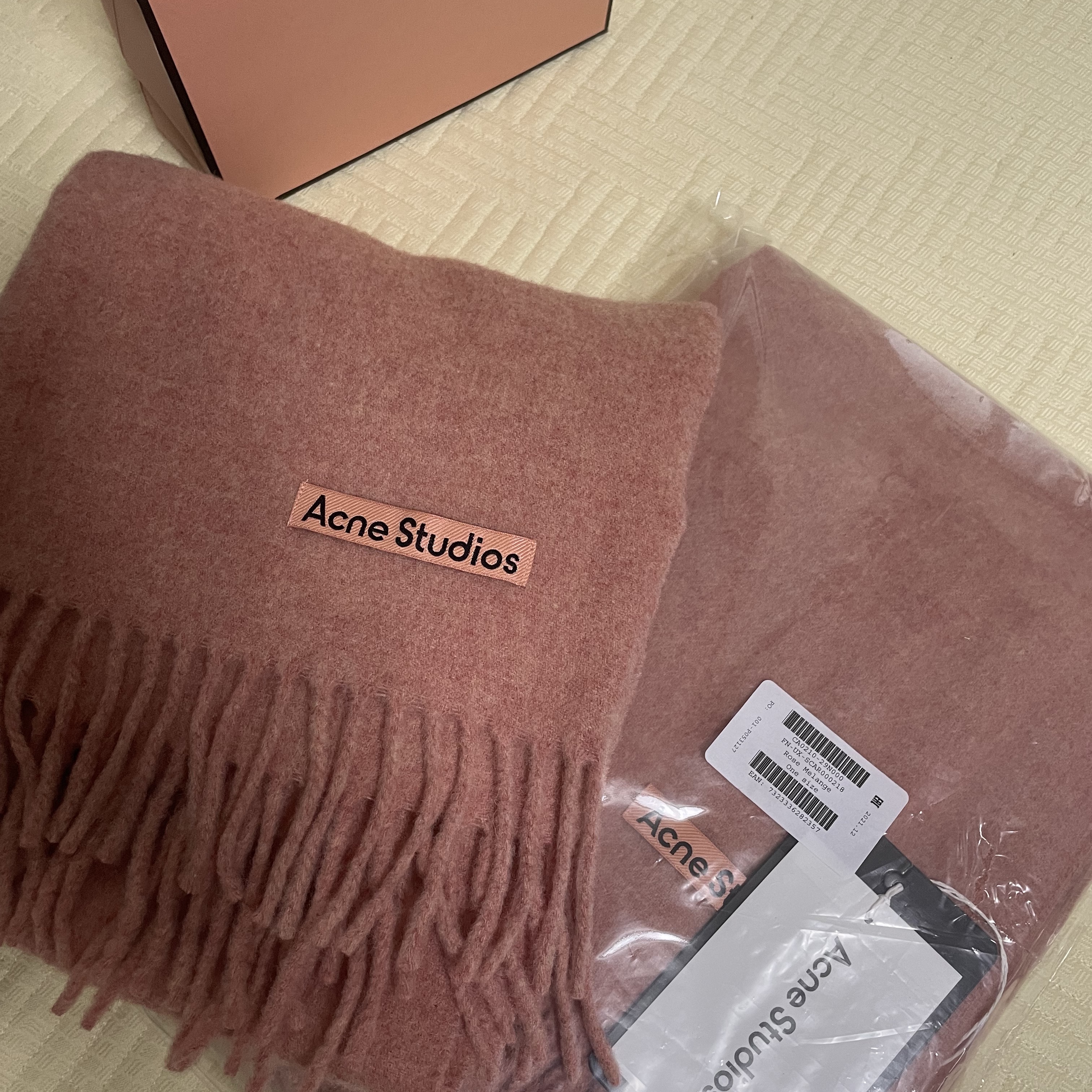 Acne Studios Narrow Wool Fringe Muffler Rose Melange 착용 스타일