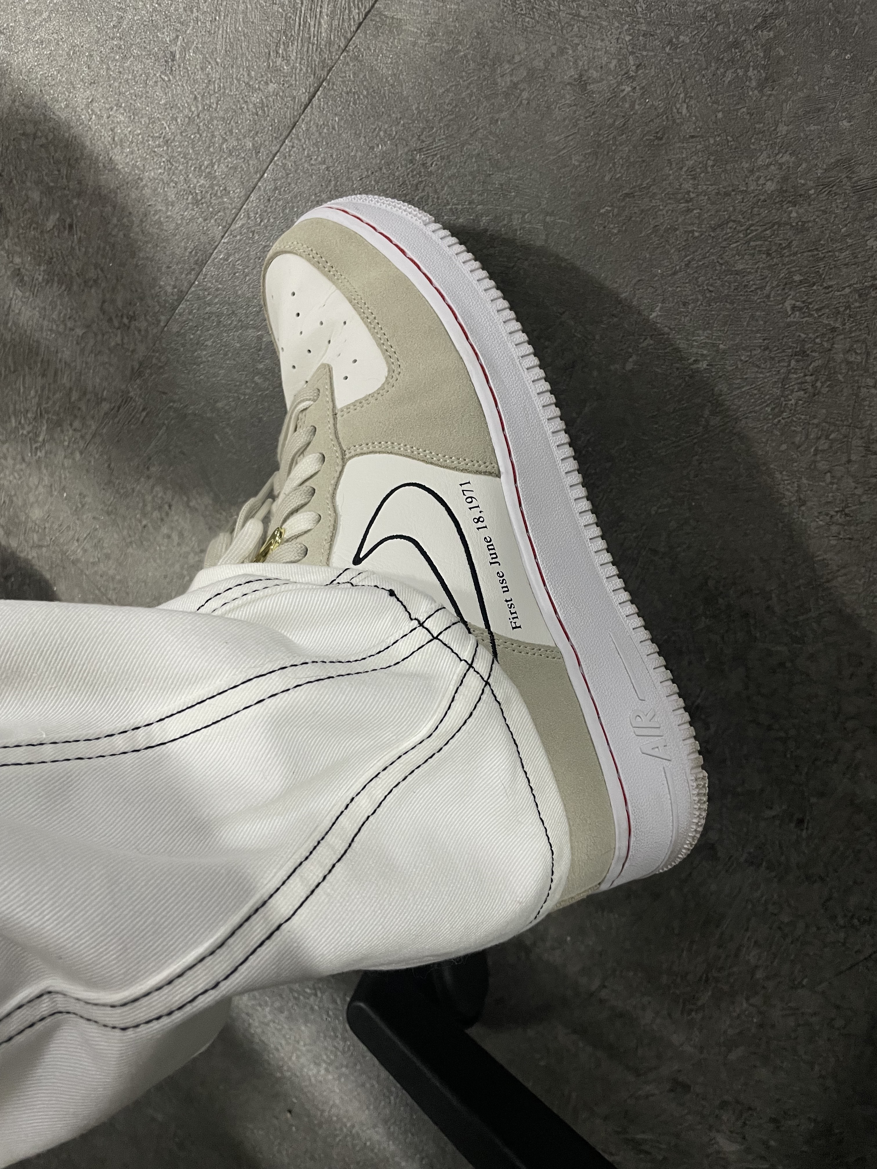 Nike Air Force 1 '07 SE First Use Light Stone, Our Legacy Ladon Leather Keychain Black 착용 스타일 - 4