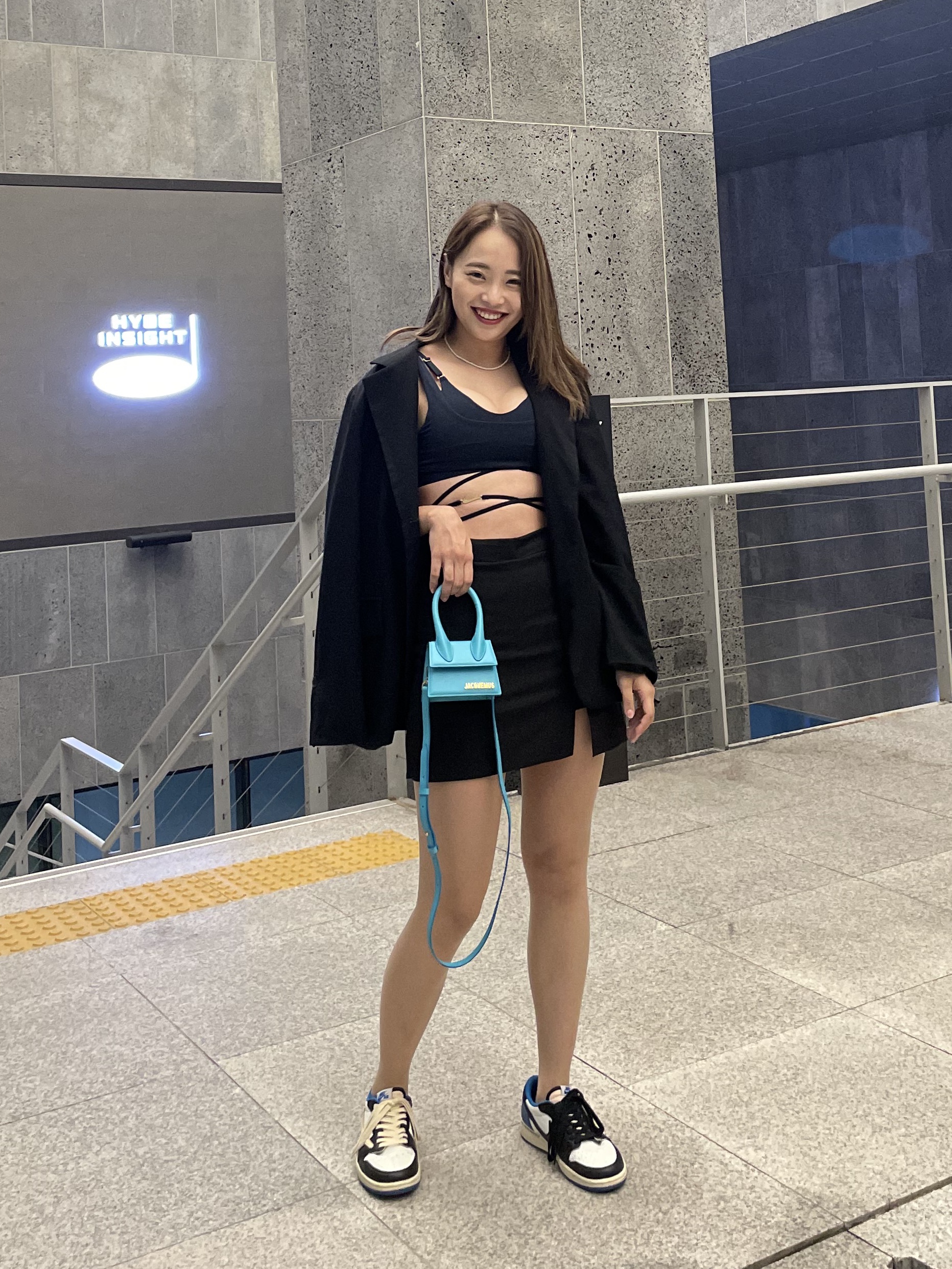 (W) Nike x Jacquemus NRG Light Support Sports Bra Dark Obsidian - Asia, Jacquemus Le Chiquito Signature Leather Mini Handbag Blue 착용 스타일 - 3