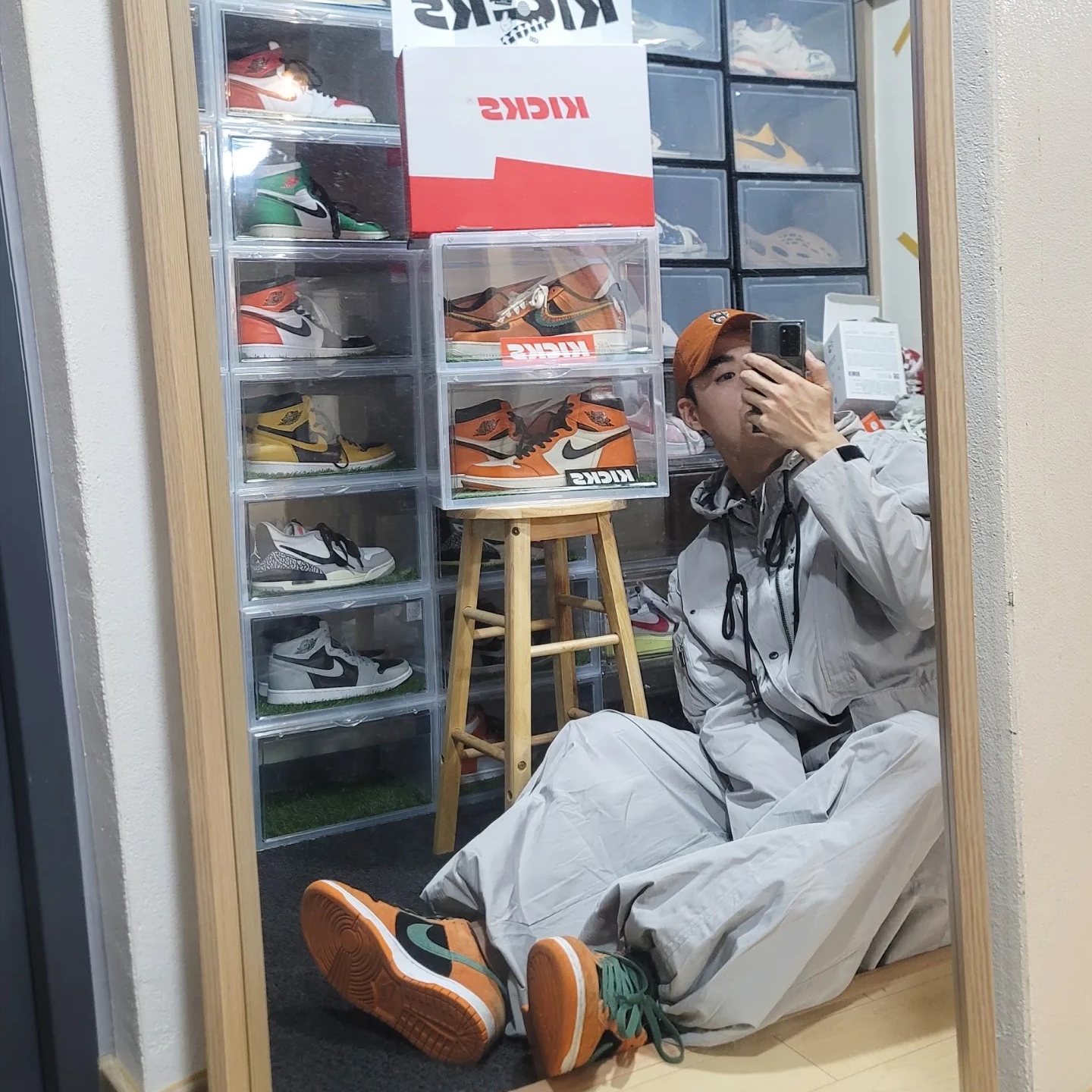 Nike Air Force 1 '07 LX Siempre Familia, Jordan 1 Retro High OG Reverse Shattered Backboard 착용 스타일 - 1