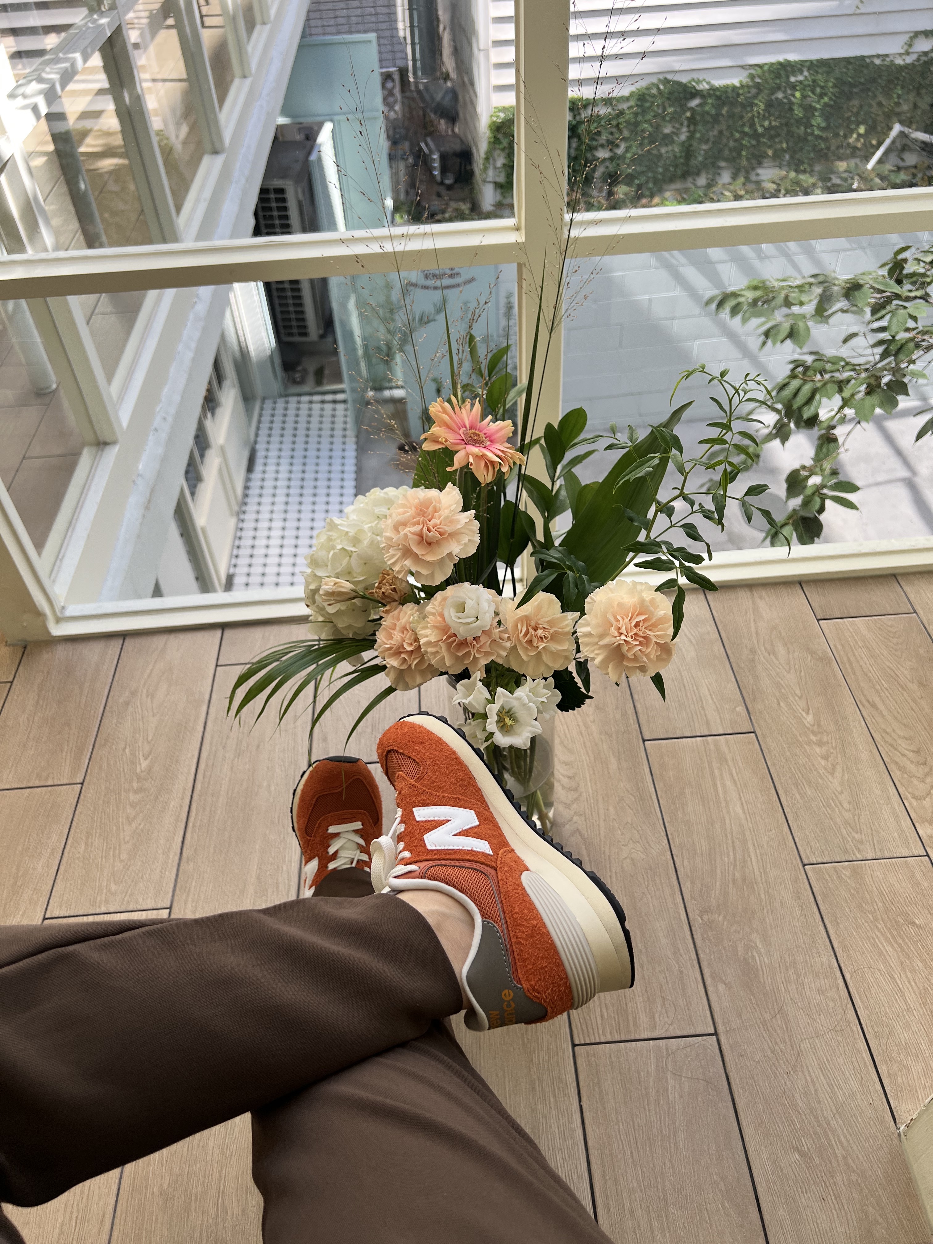 New Balance 574 Heritage Orange Burst White, Louis Vuitton Cannes Monogram and Monogram Reversed 착용 스타일 - 4