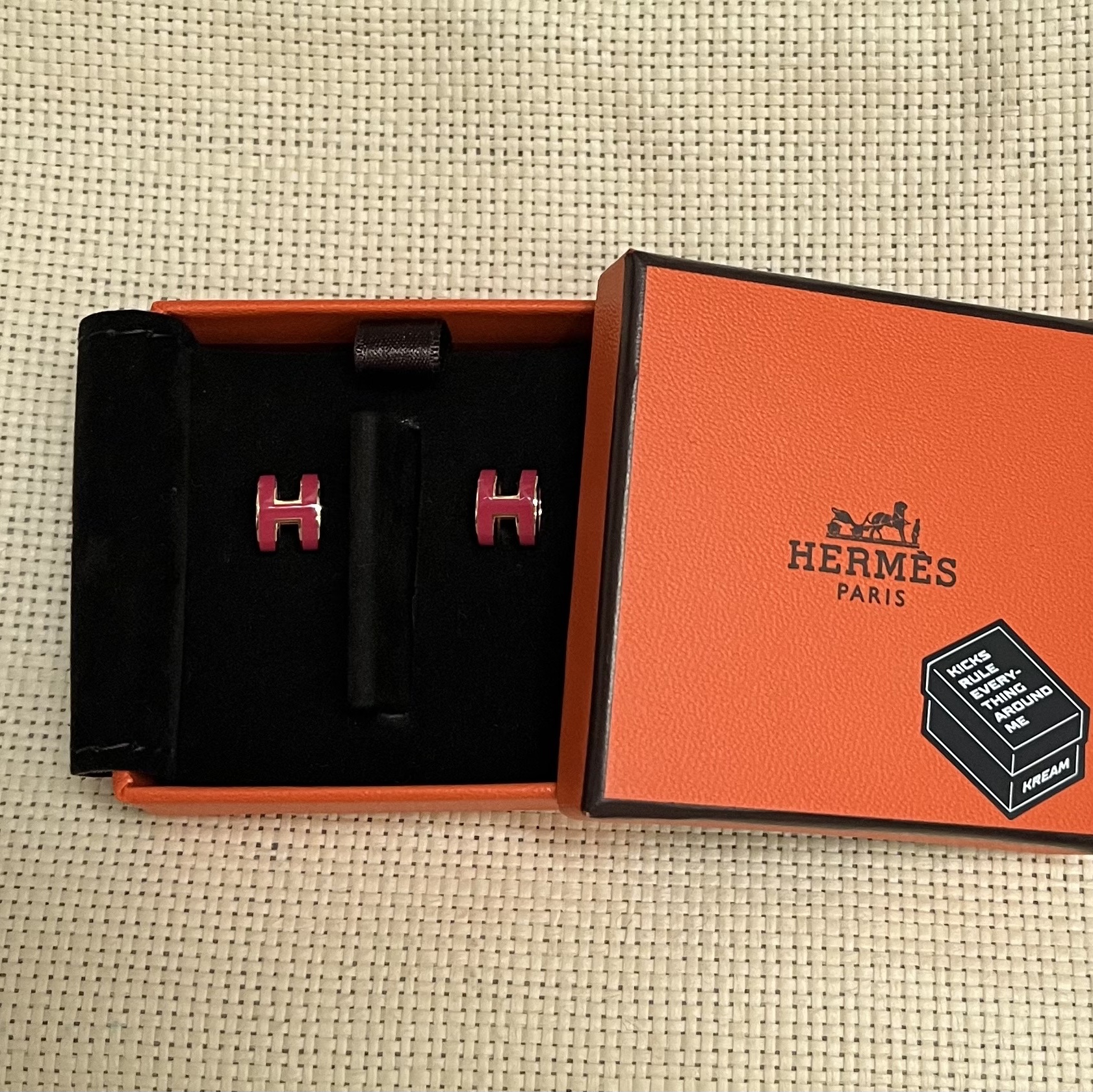 (W) Hermes Mini Pop H Earrings Rose Gold & Framboise 착용 스타일 - 1