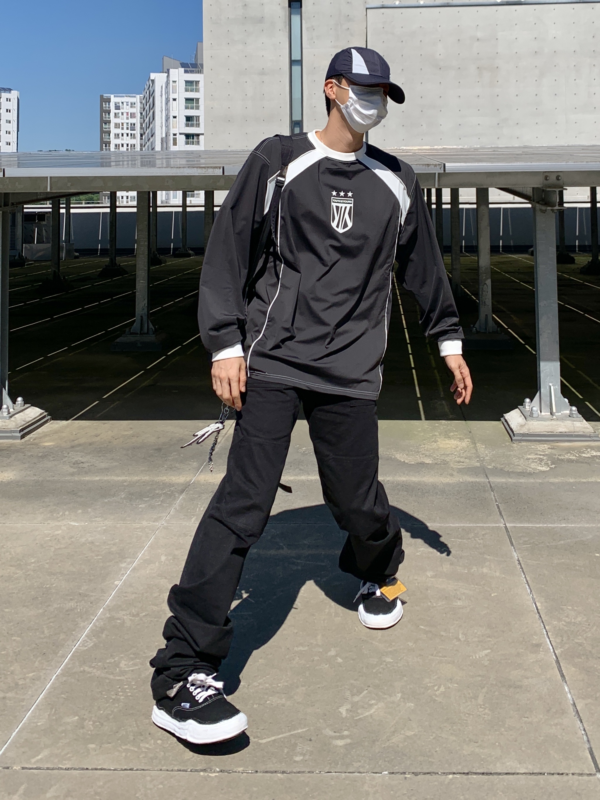 Maison Mihara Yasuhiro Baker OG Sole Canvas Low Cut Sneakers Black, Our Legacy Slim Backpack Black Dense Liquid Nylon 착용 스타일 - 5