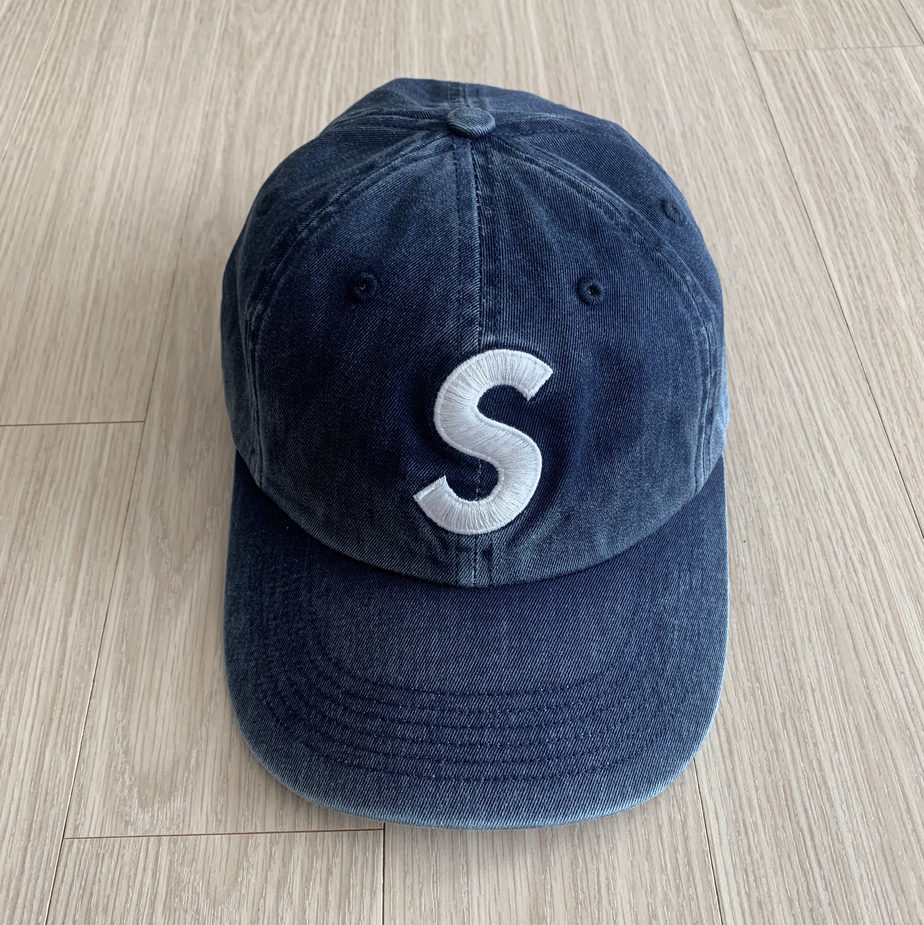 Supreme Pigment Print S Logo 6-Panel Indigo - 22FW 착용 스타일 - 2
