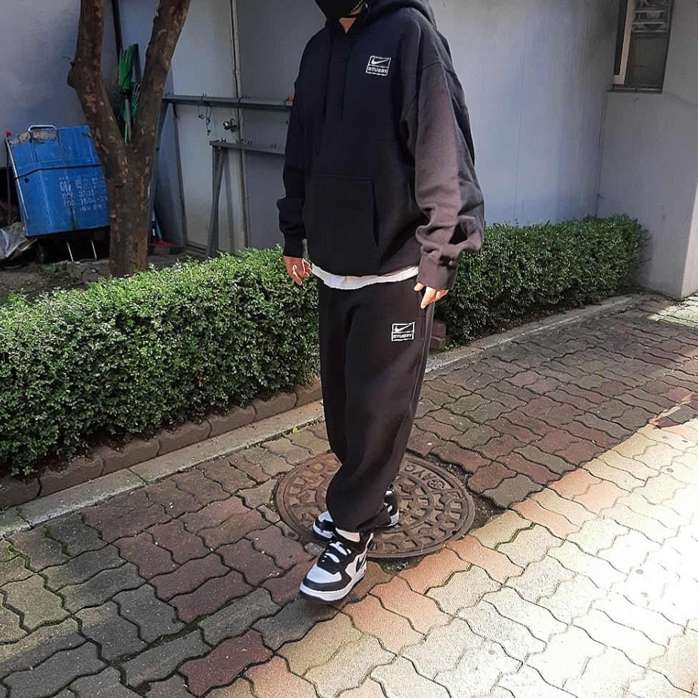 Nike x Stussy NRG RA Washed Pullover Hoodie Black (DN4028-010), Nike x Stussy NRG RA Washed Fleece Pants Black (DN4030-010) 착용 스타일